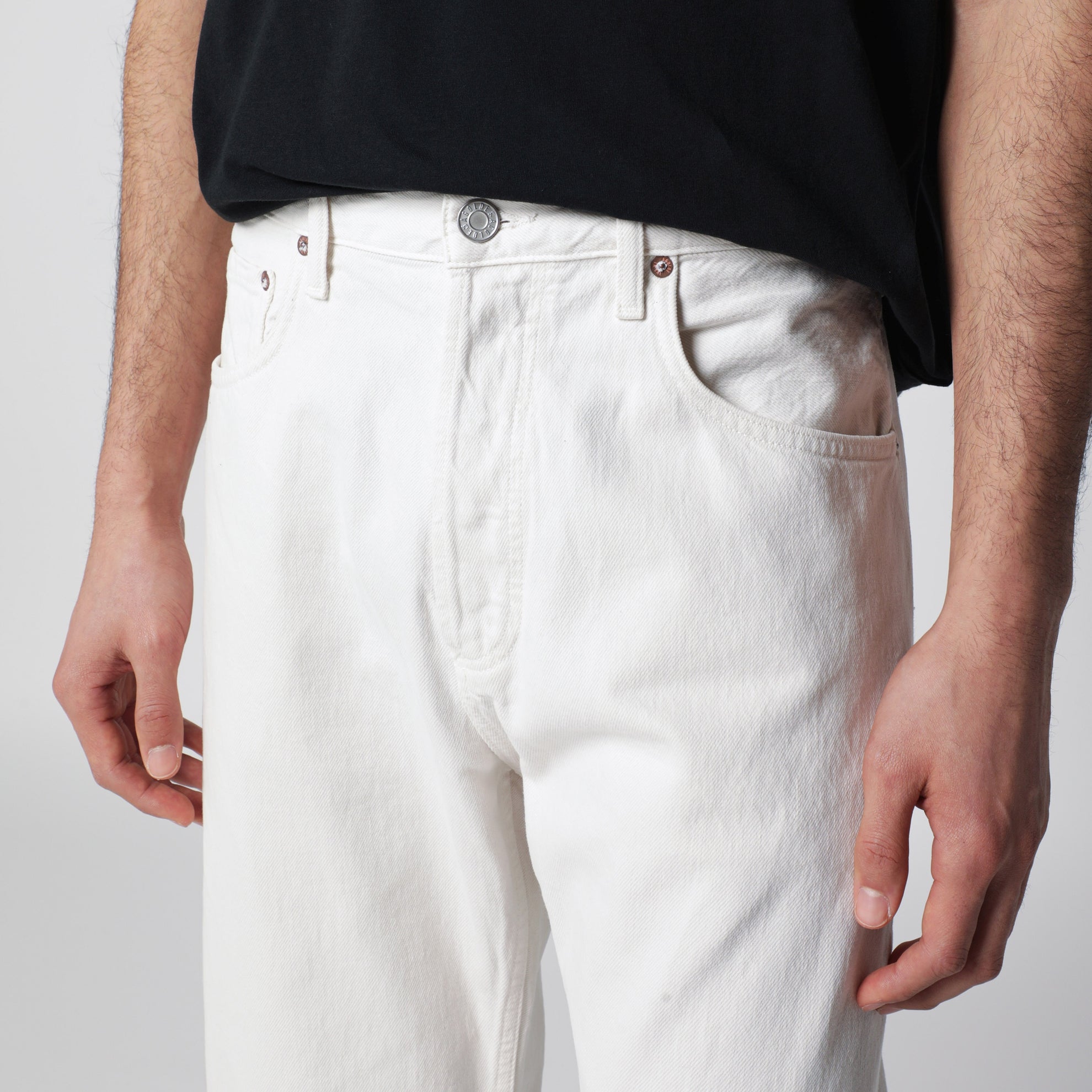 White trousers in regenerated denim