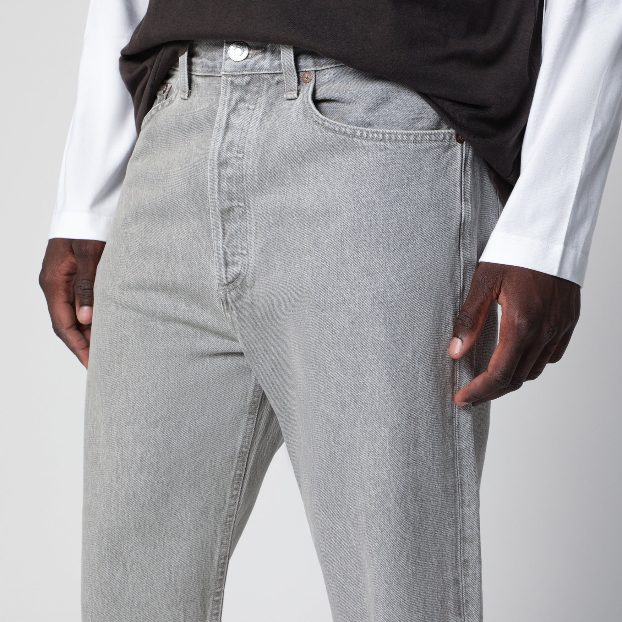 90's Jeans aus grauem Denim mit Washed-Effekt