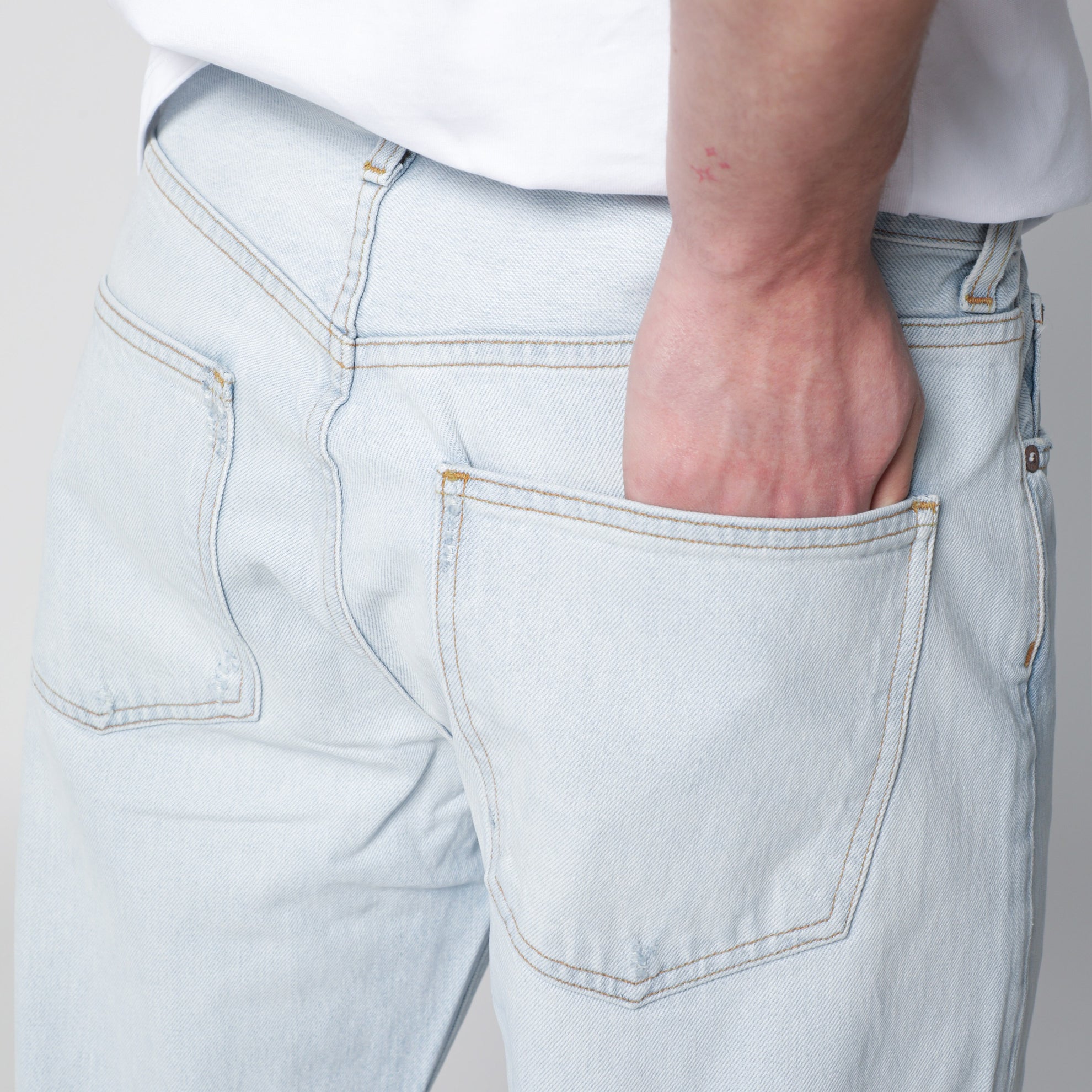 90s straight-leg mid-rise jeans in light blue denim