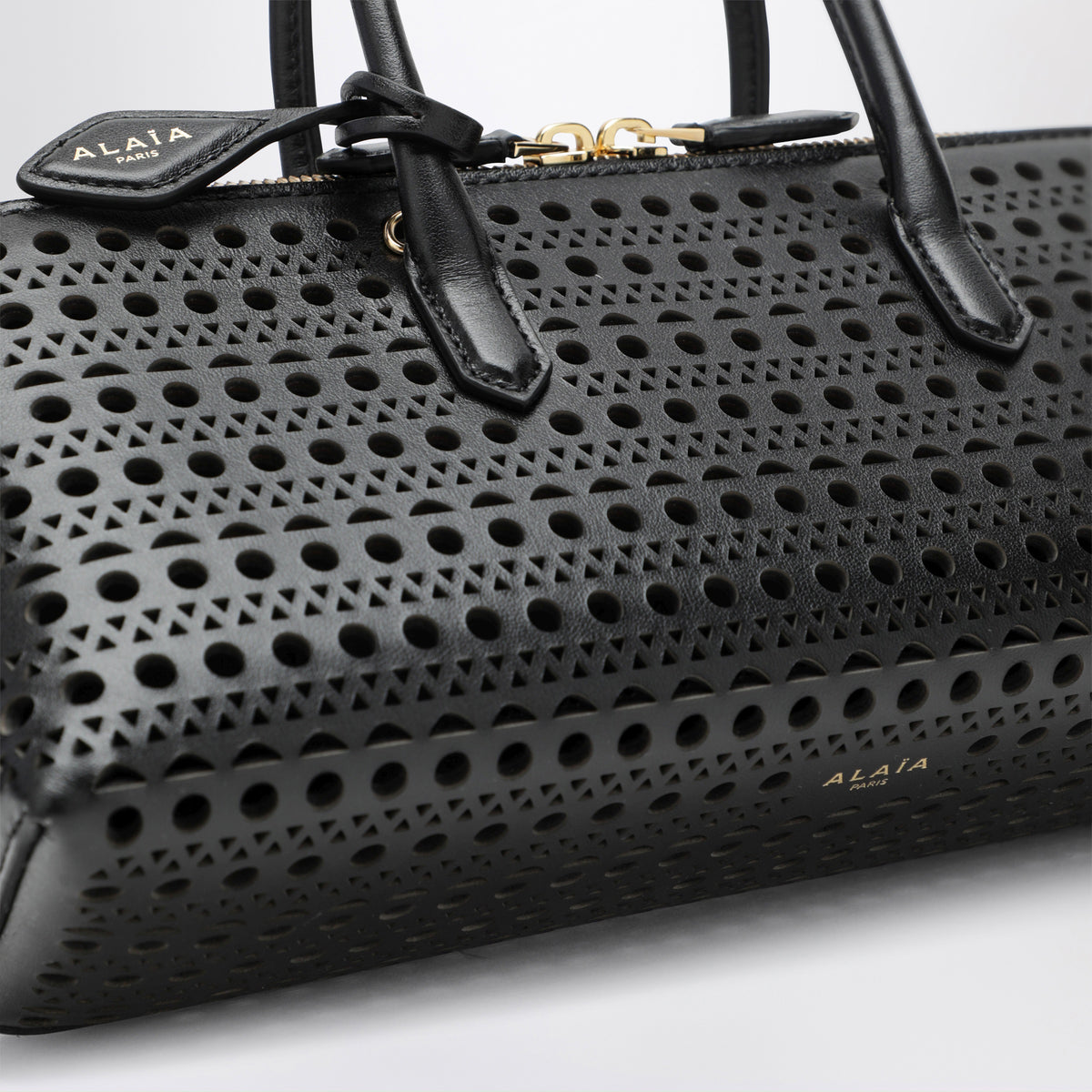 Borsa Delta piccola nera in pelle di vitello
