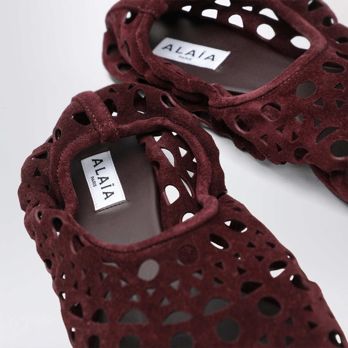 Slippers Vienne perforées en daim couleur cerise