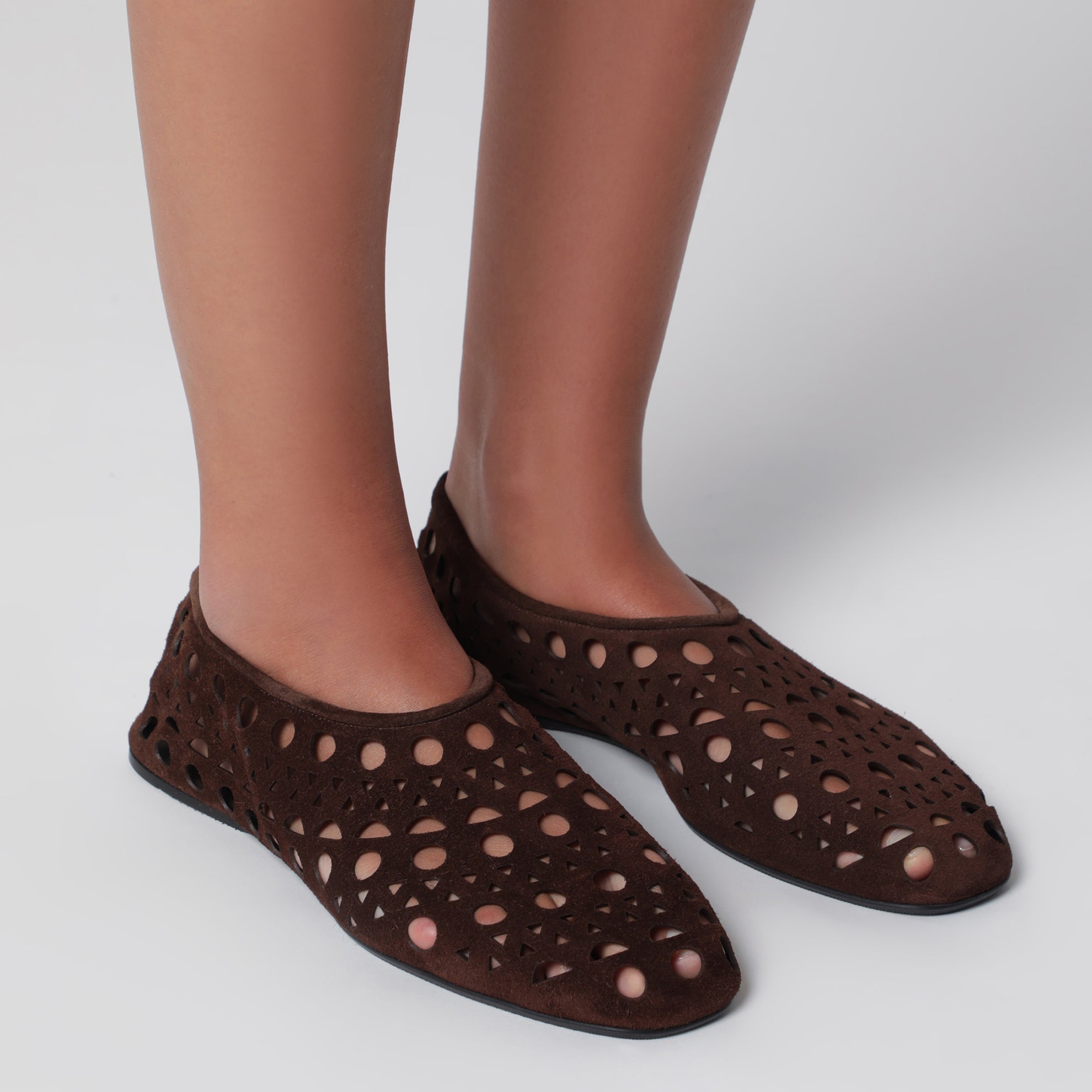 Pantoufles Vienne ajourées en daim marron