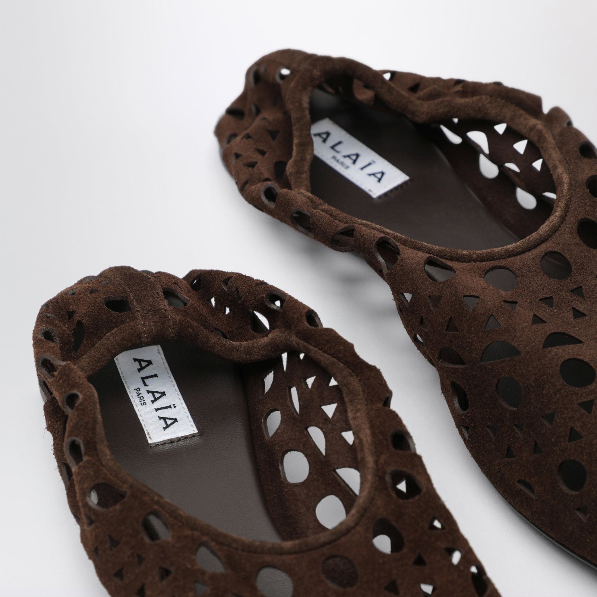 Pantoufles Vienne ajourées en daim marron