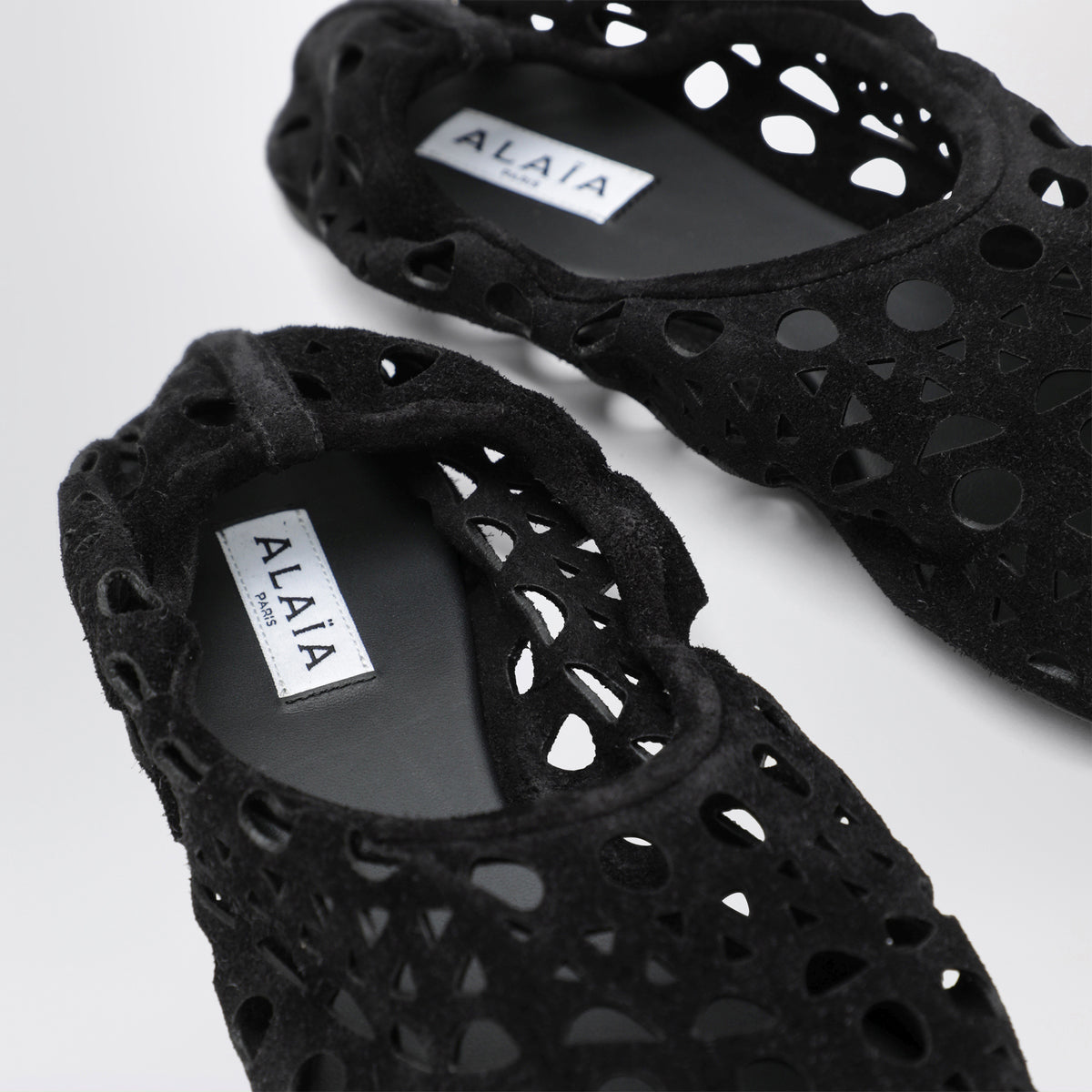 Slippers Vienne perforées en daim noir