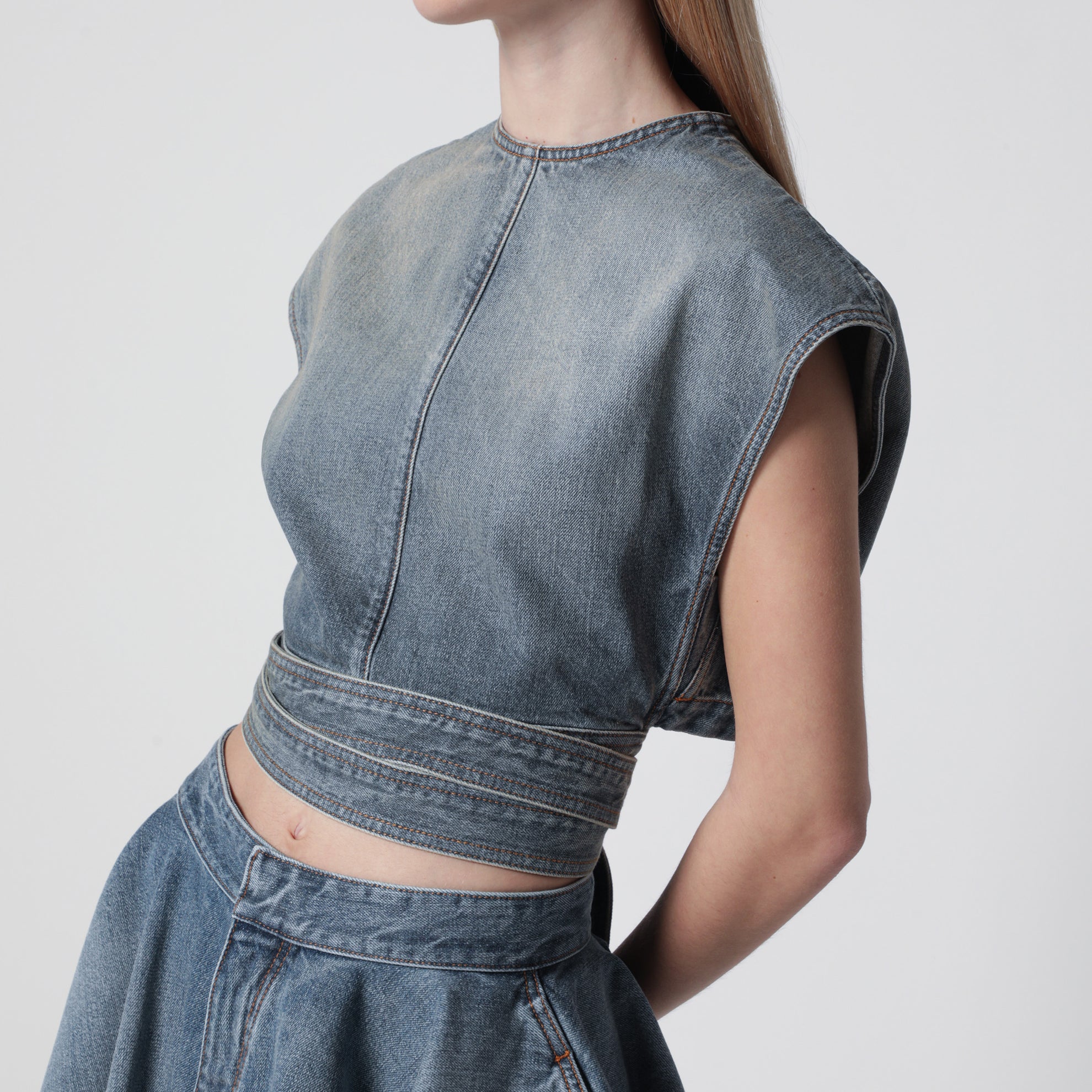 Top mit integriertem Gürtel aus Denim in Blau