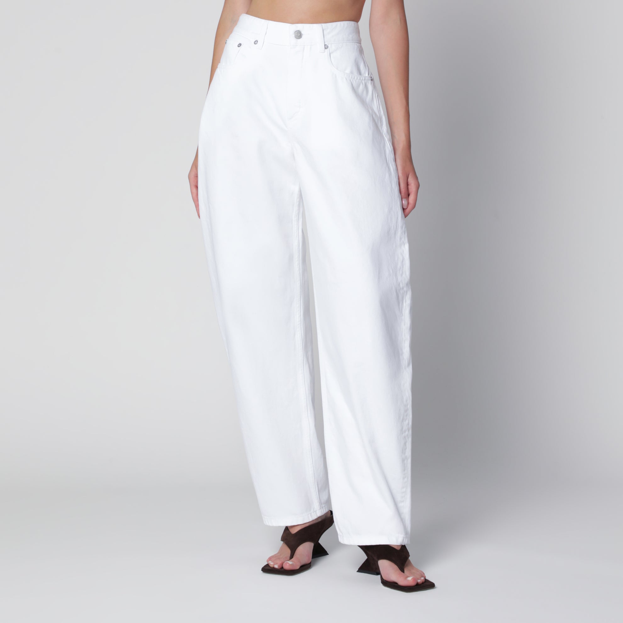 Jean arrondi en denim léger blanc