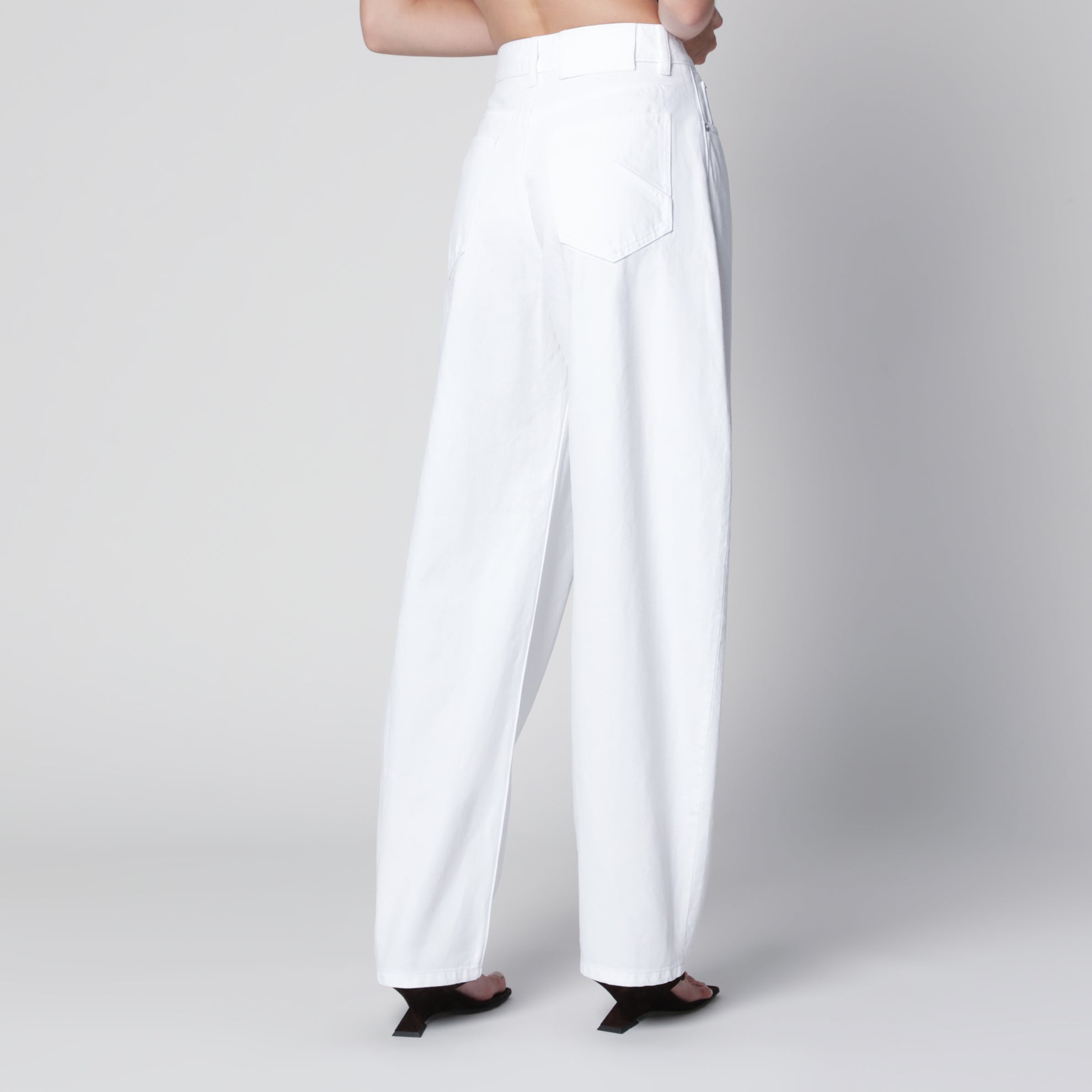 Jean arrondi en denim léger blanc