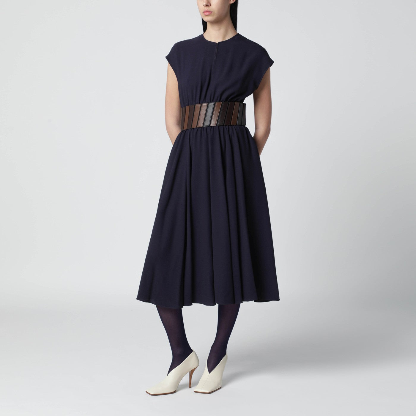 Violettes Midikleid mit Gürtel