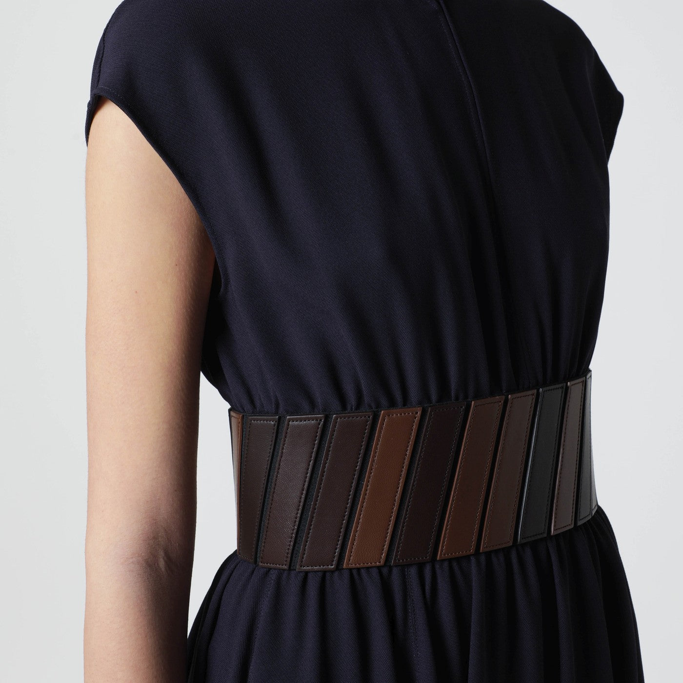 Violettes Midikleid mit Gürtel