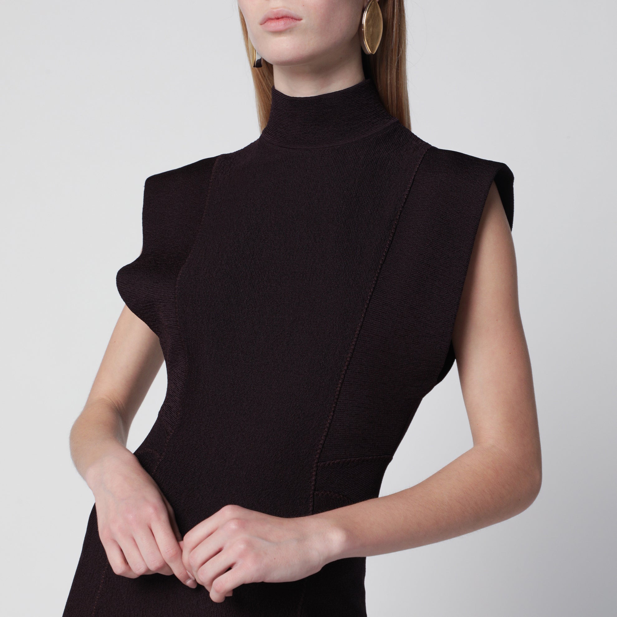 Robe courte en maille de soie couleur aubergine