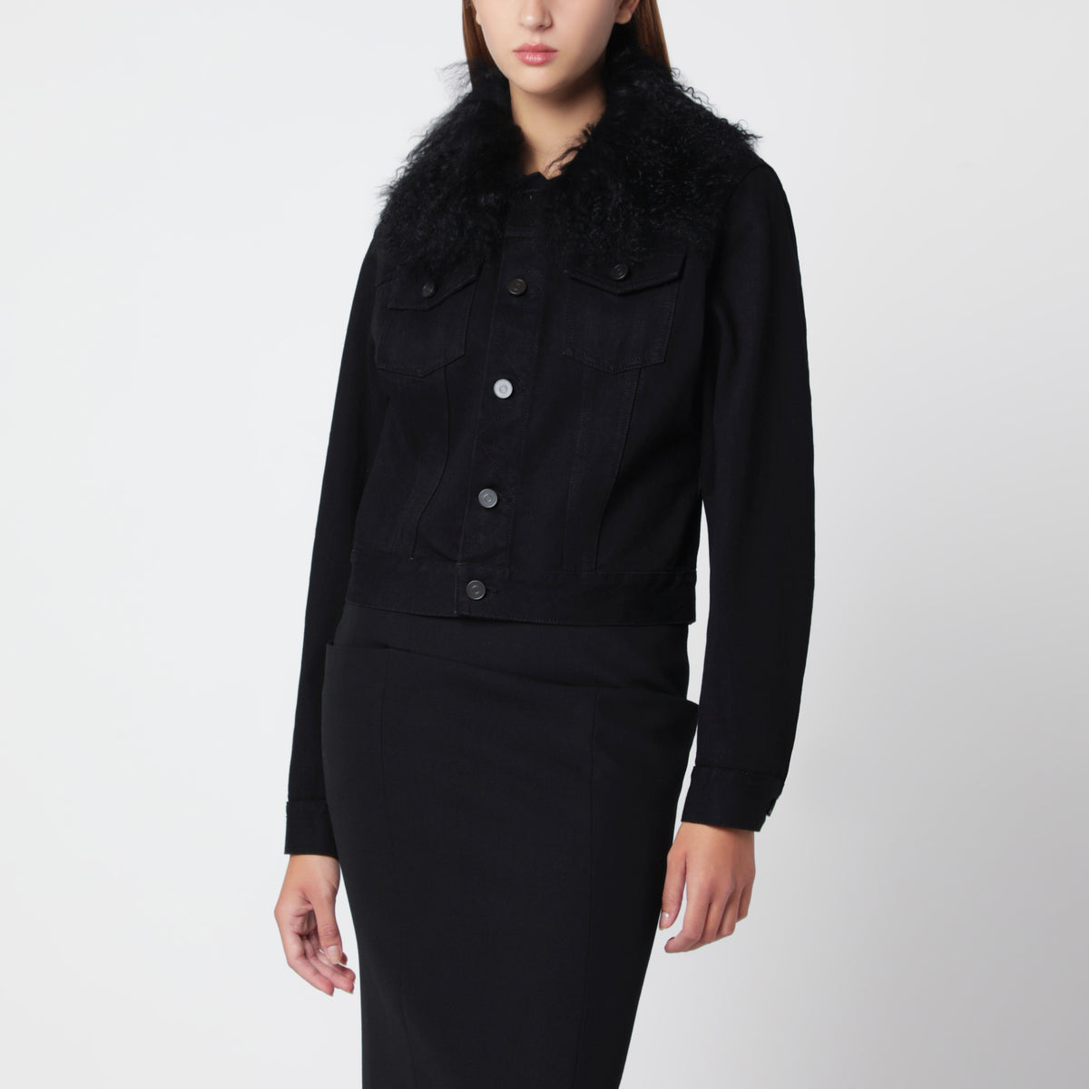 Schwarze Denimjacke mit Kragen aus gelocktem Kunstpelz