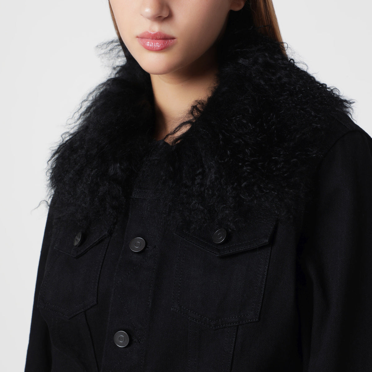 Schwarze Denimjacke mit Kragen aus gelocktem Kunstpelz