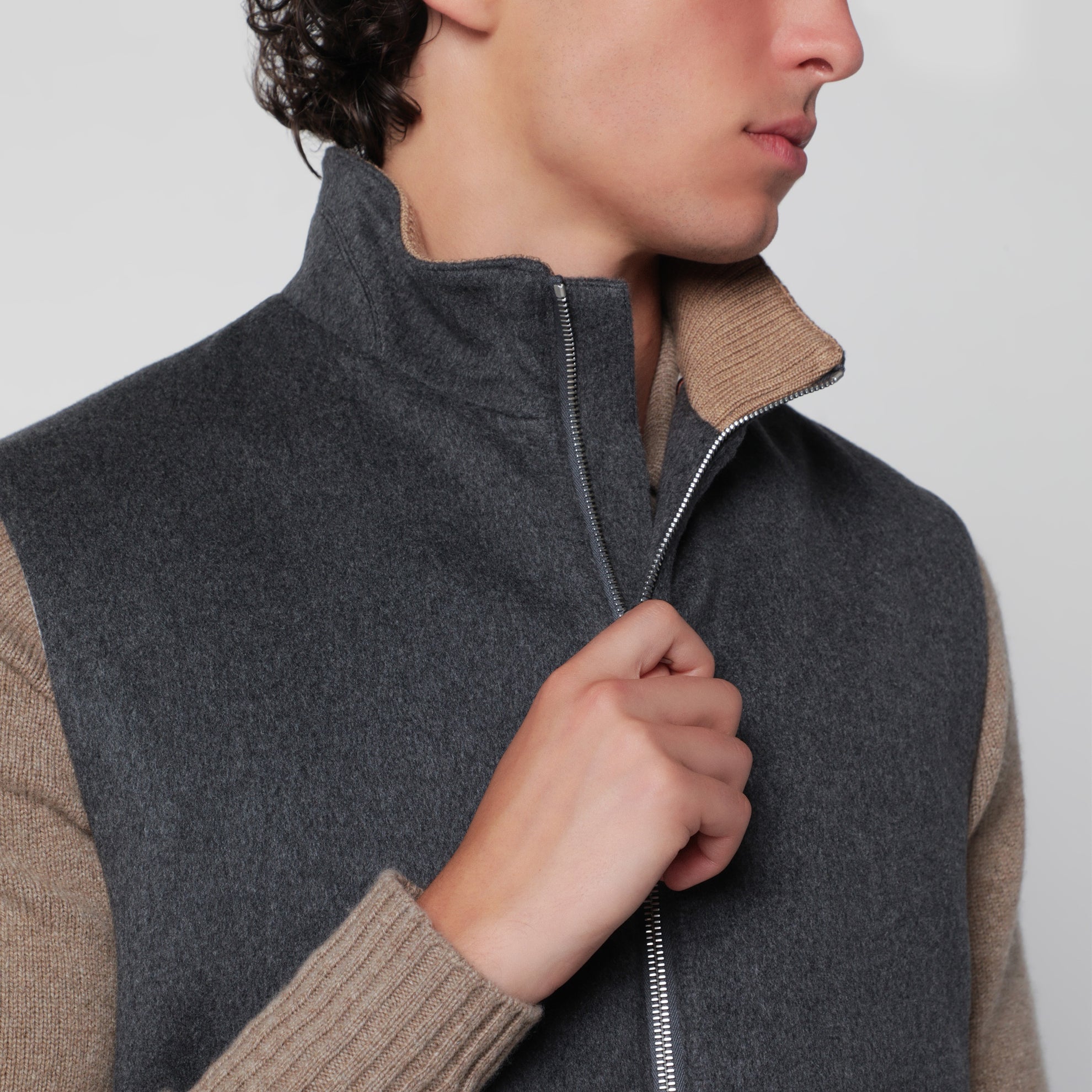 Grey zip-up vest in wool and cashmere