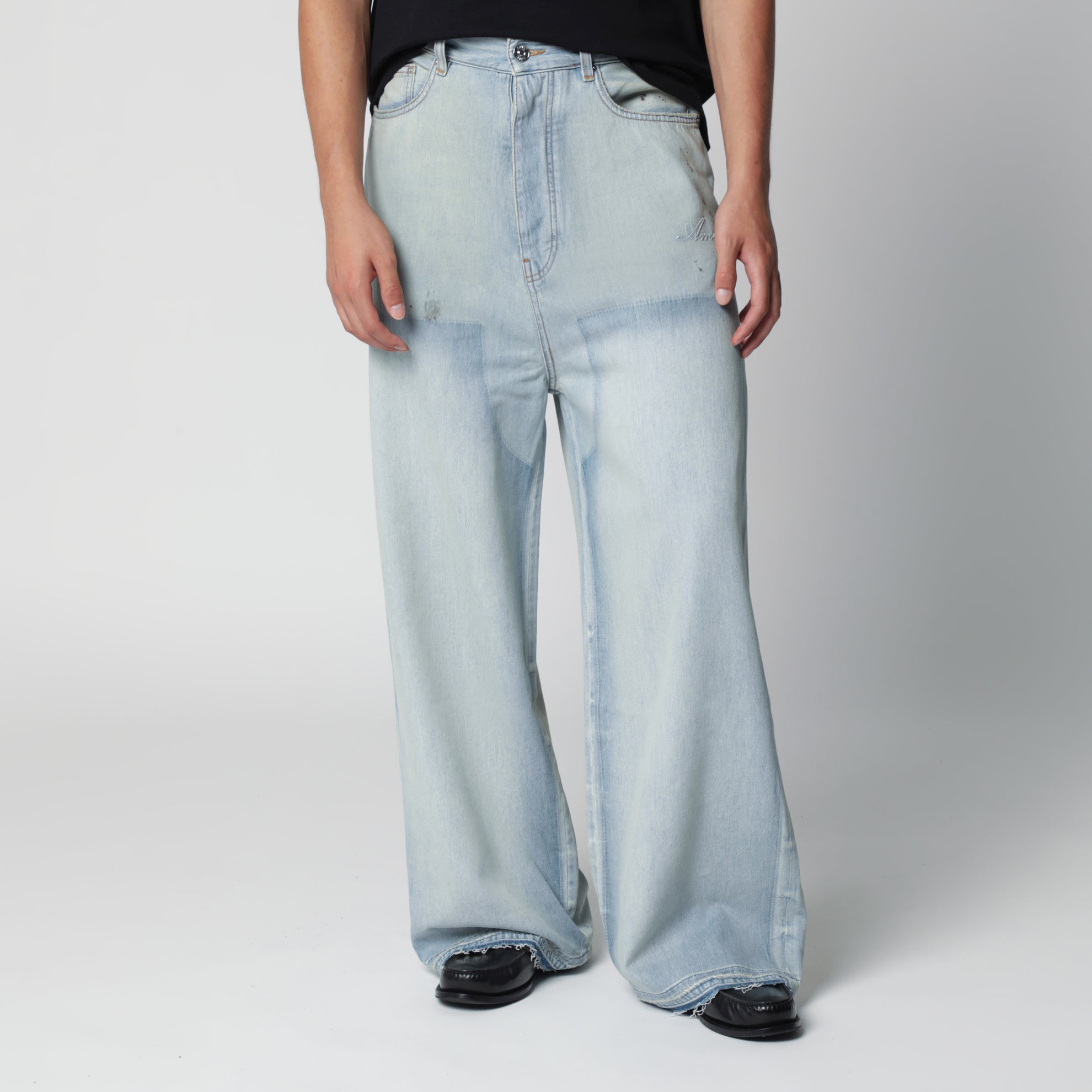 Weite hellblaue Jeans mit Used-Waschung