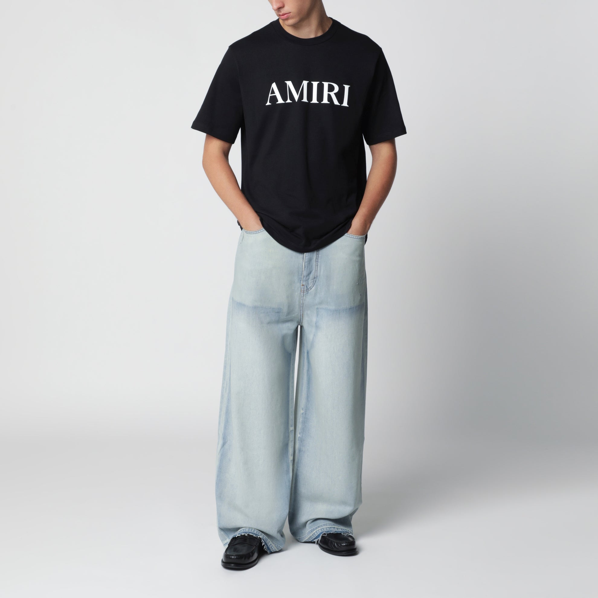 Weite hellblaue Jeans mit Used-Waschung