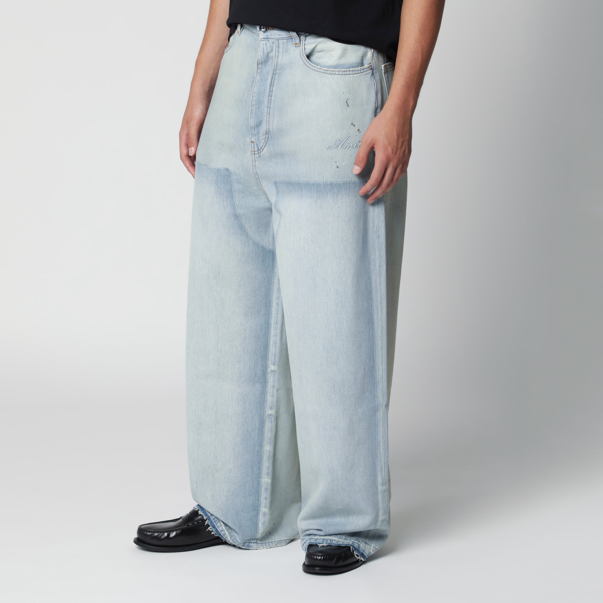 Weite hellblaue Jeans mit Used-Waschung