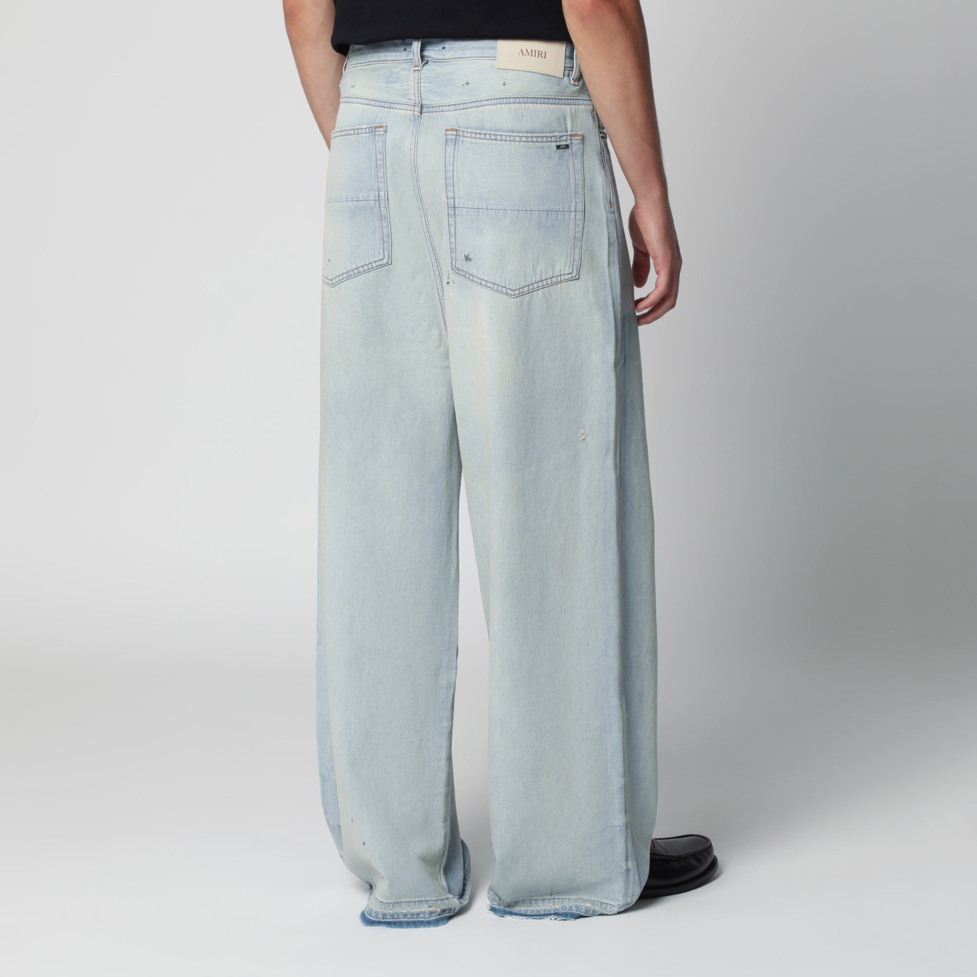 Weite hellblaue Jeans mit Used-Waschung