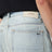 Weite hellblaue Jeans mit Used-Waschung