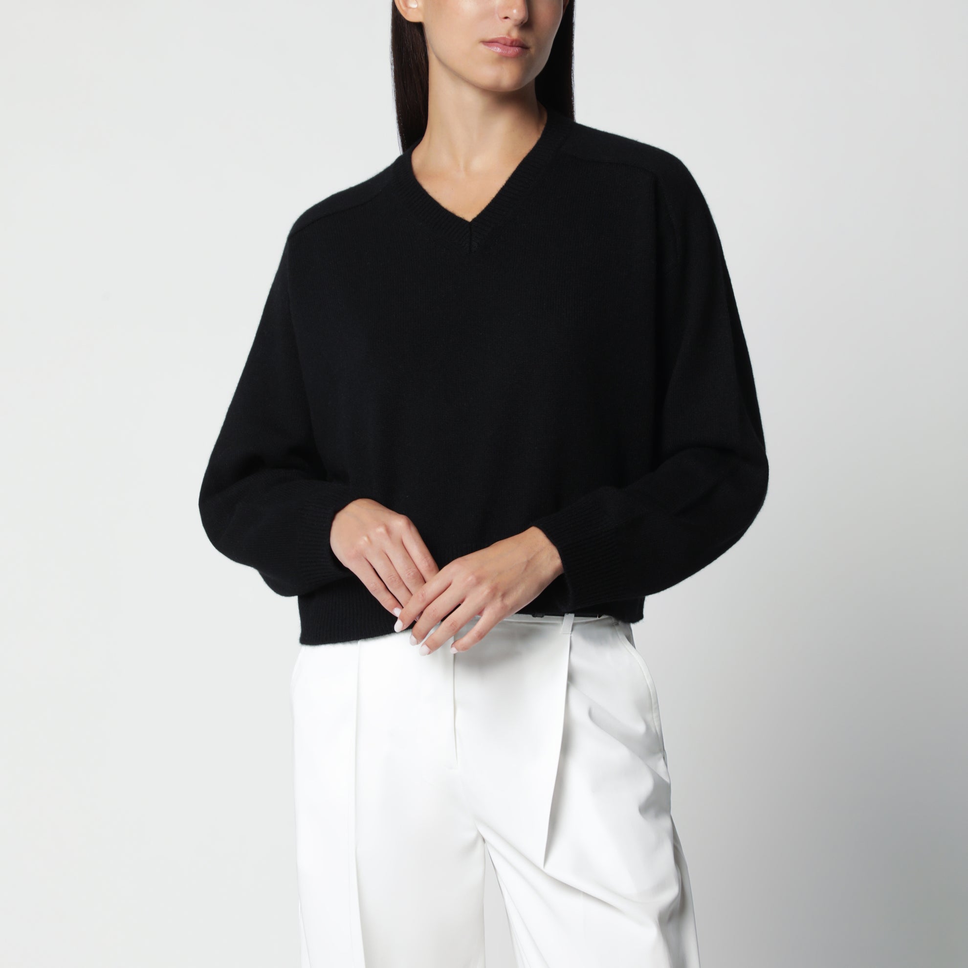 Maglione con scollo a V nero in cashmere
