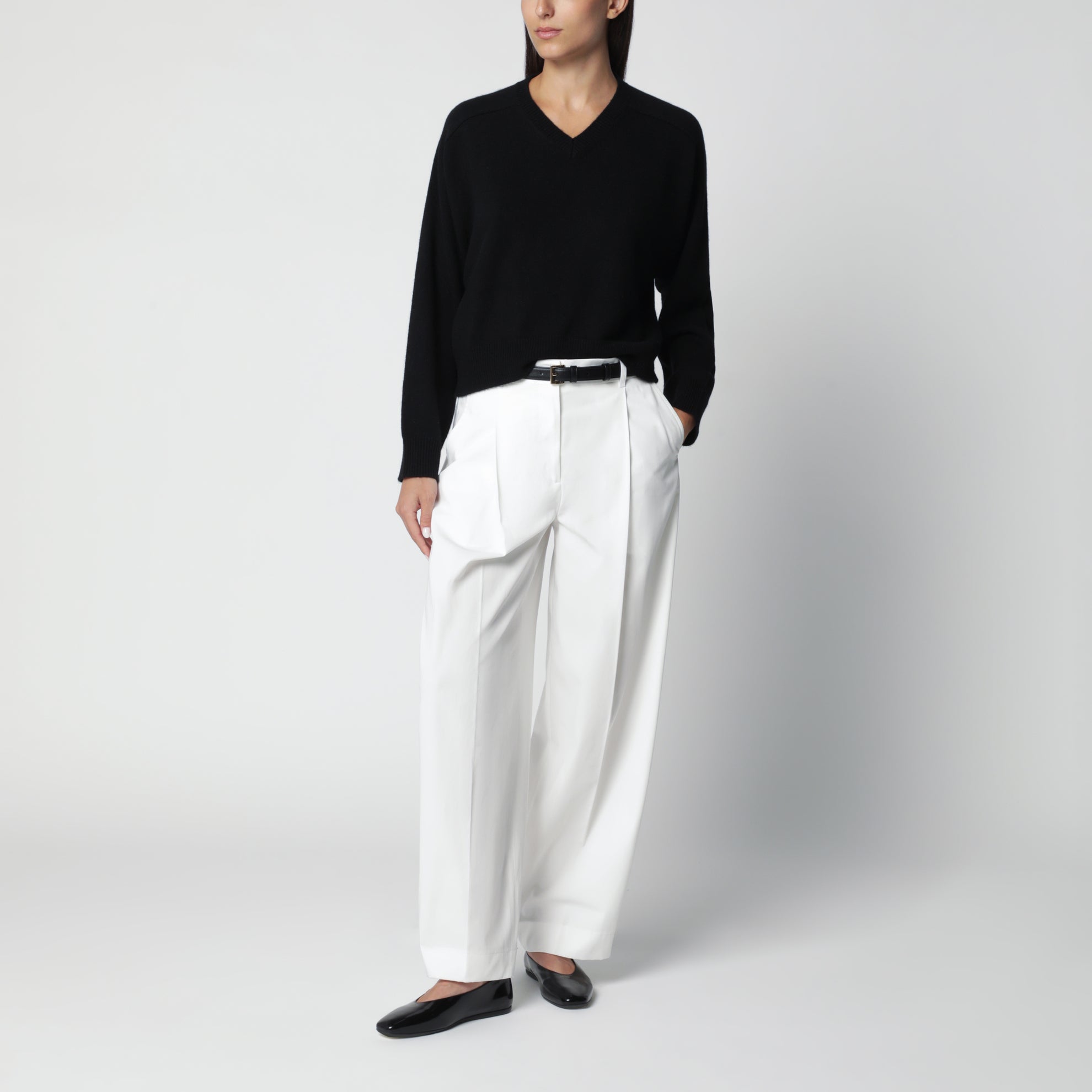 Maglione con scollo a V nero in cashmere