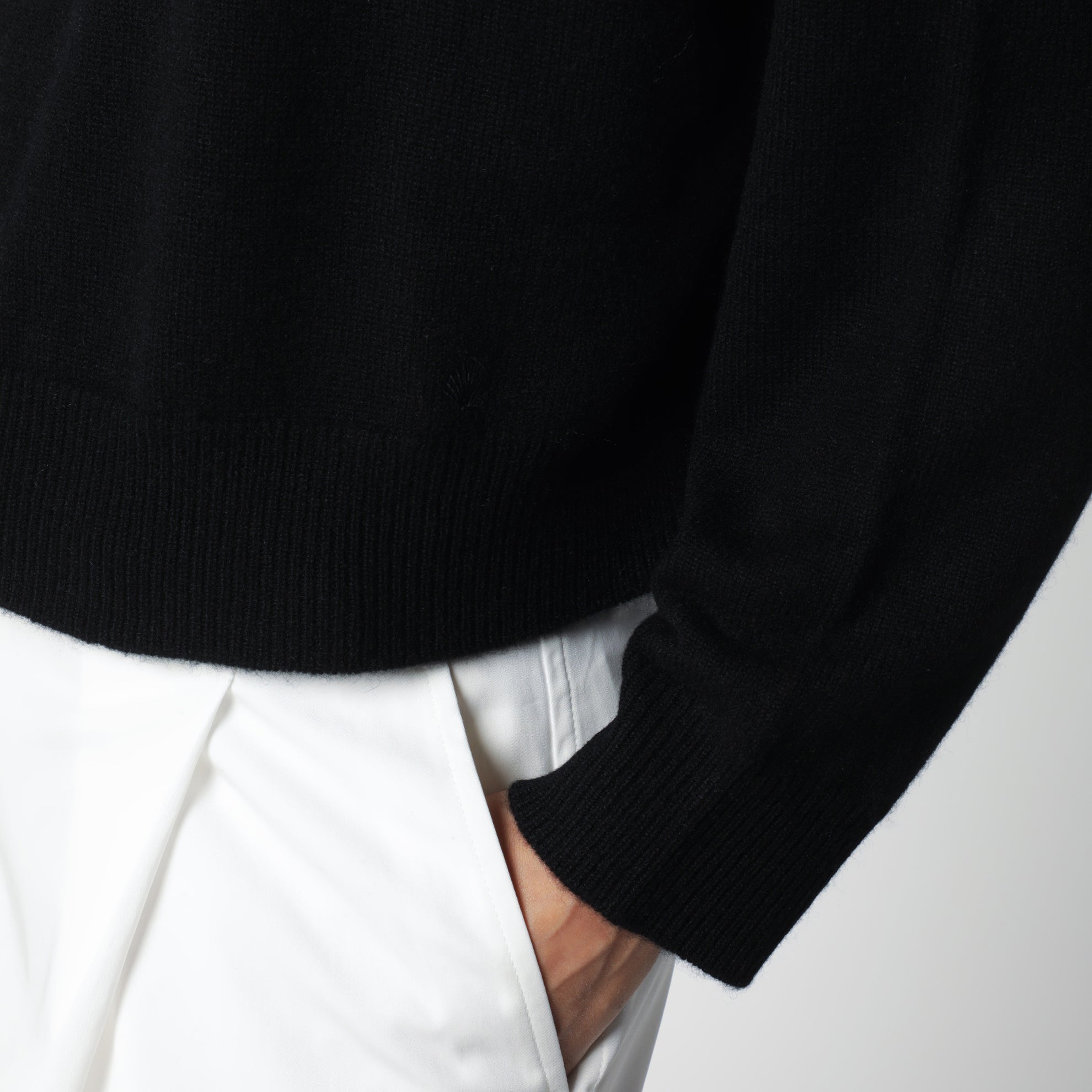 Maglione con scollo a V nero in cashmere