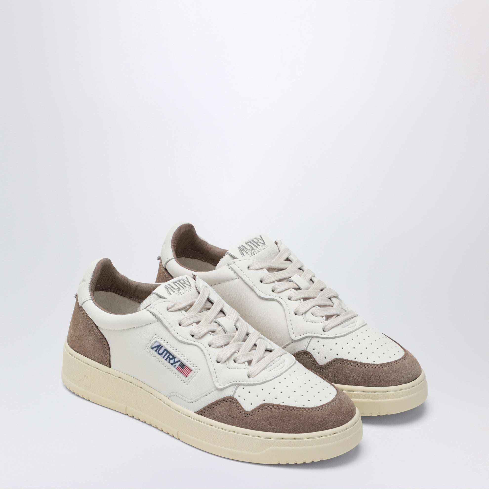 Medalist Low sneaker in white leather and brown suede