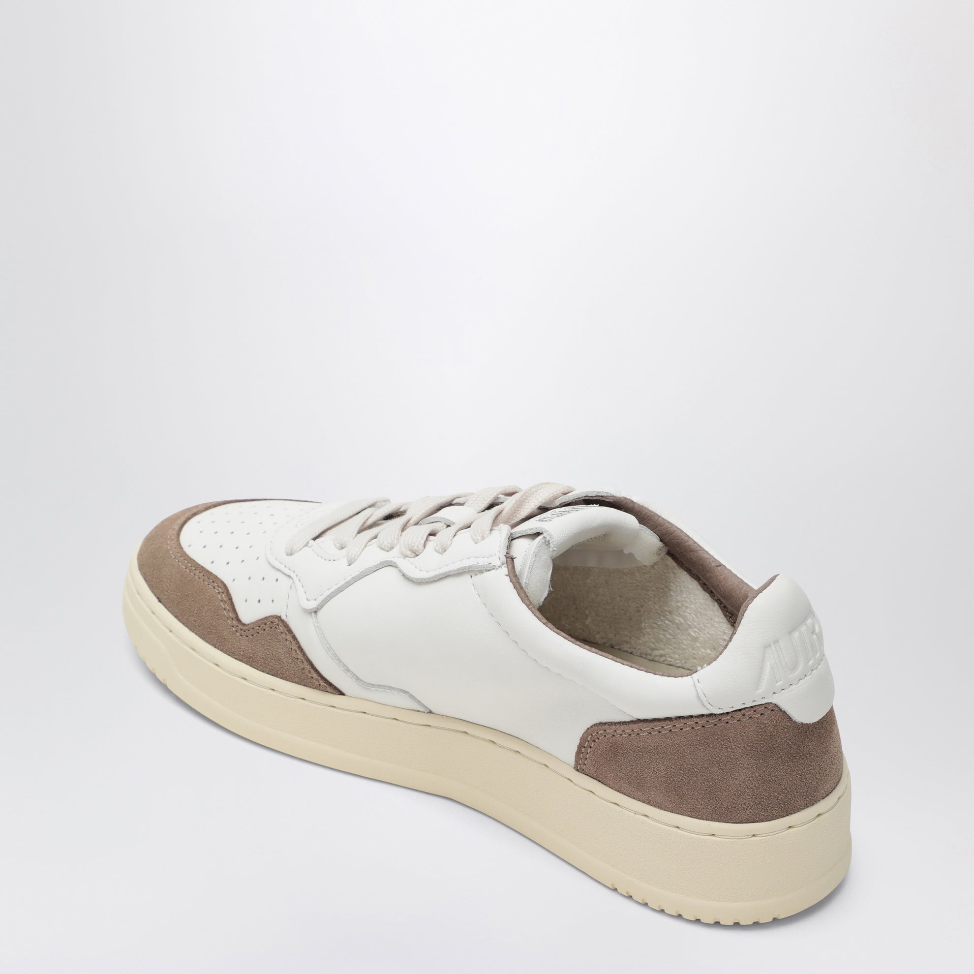 Medalist Low sneaker in white leather and brown suede