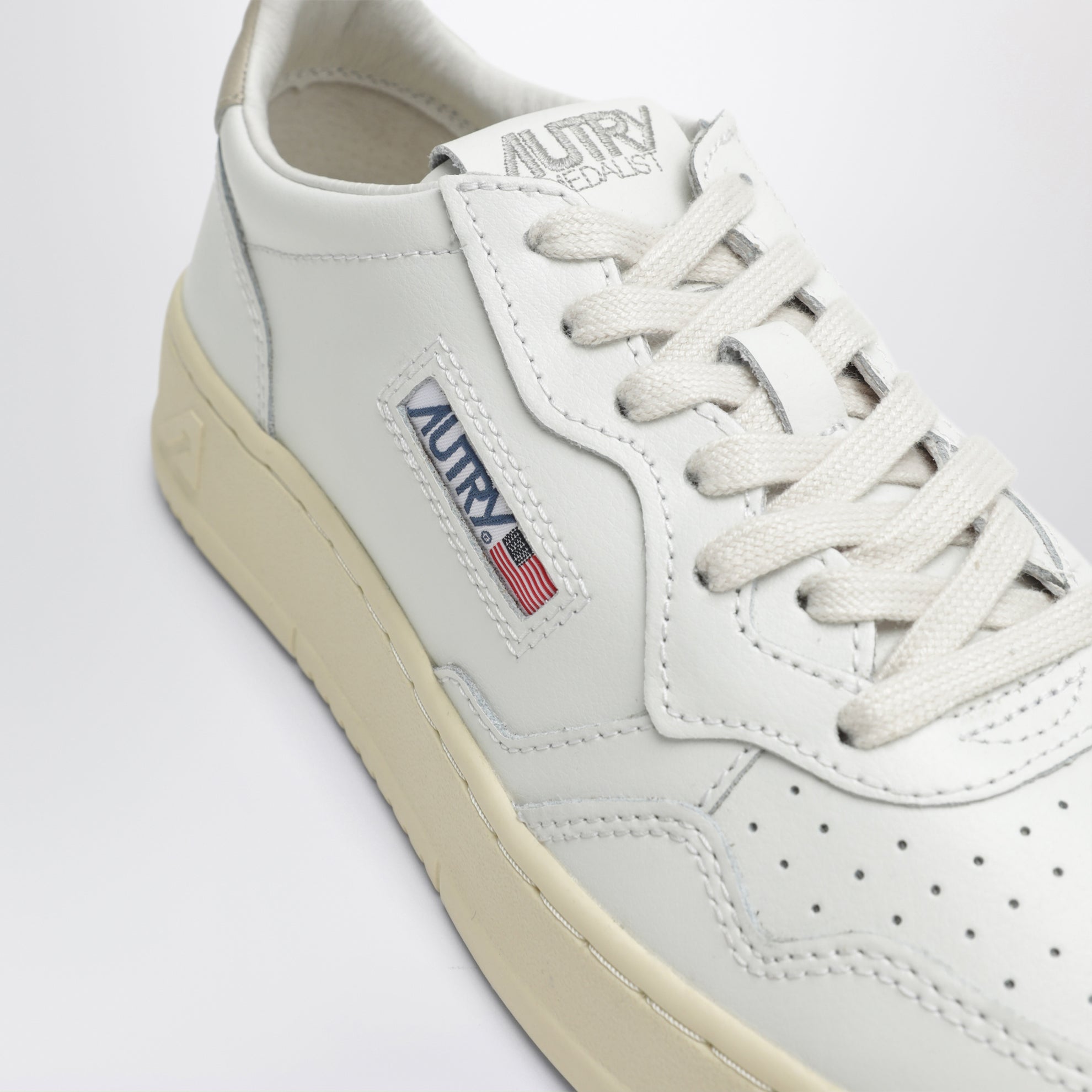 Sneakers Medalist Low en cuir blanc/Feather Gray