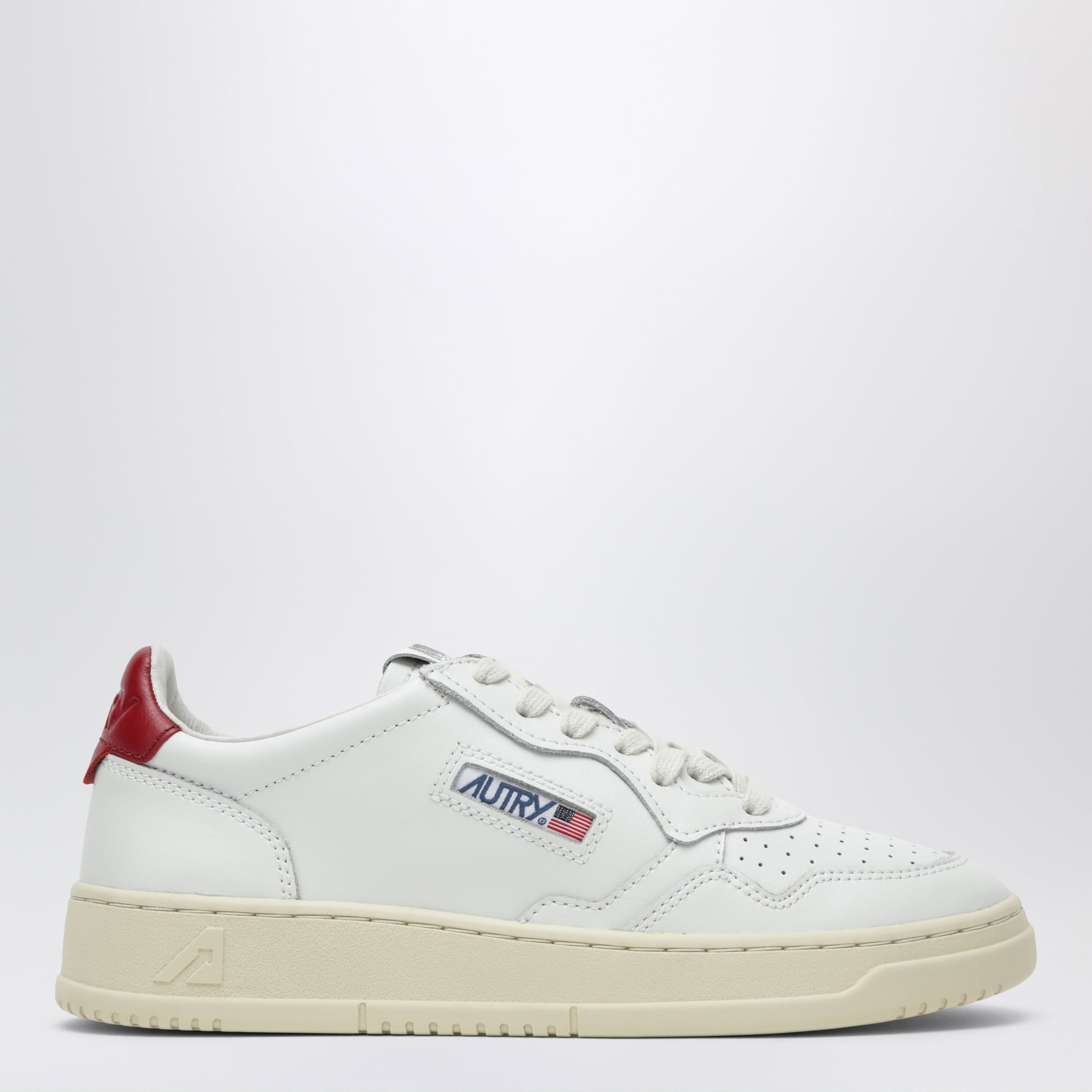 Medalist Low Sneaker aus weißem/dunkelrotem Leder