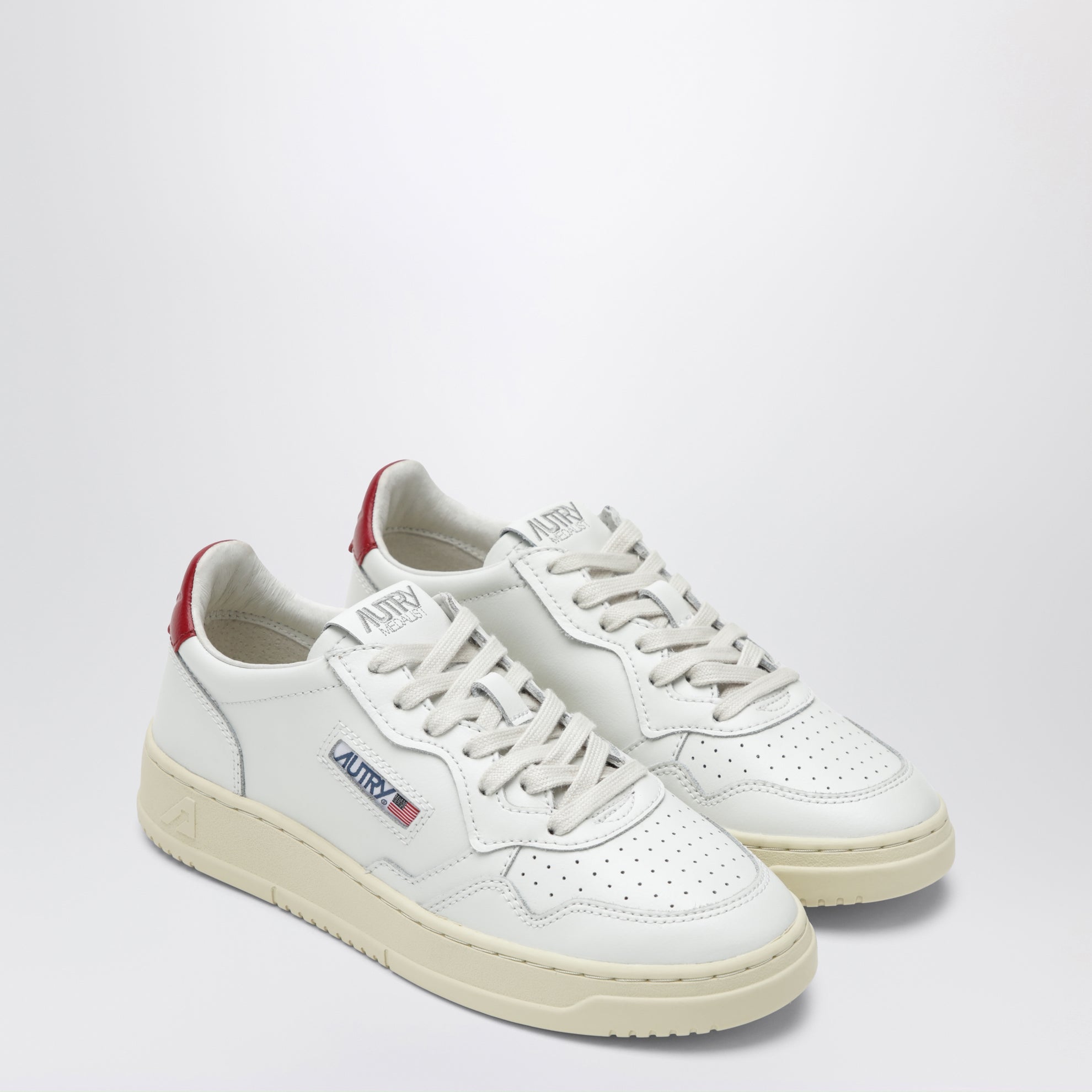 Medalist Low Sneaker aus weißem/dunkelrotem Leder