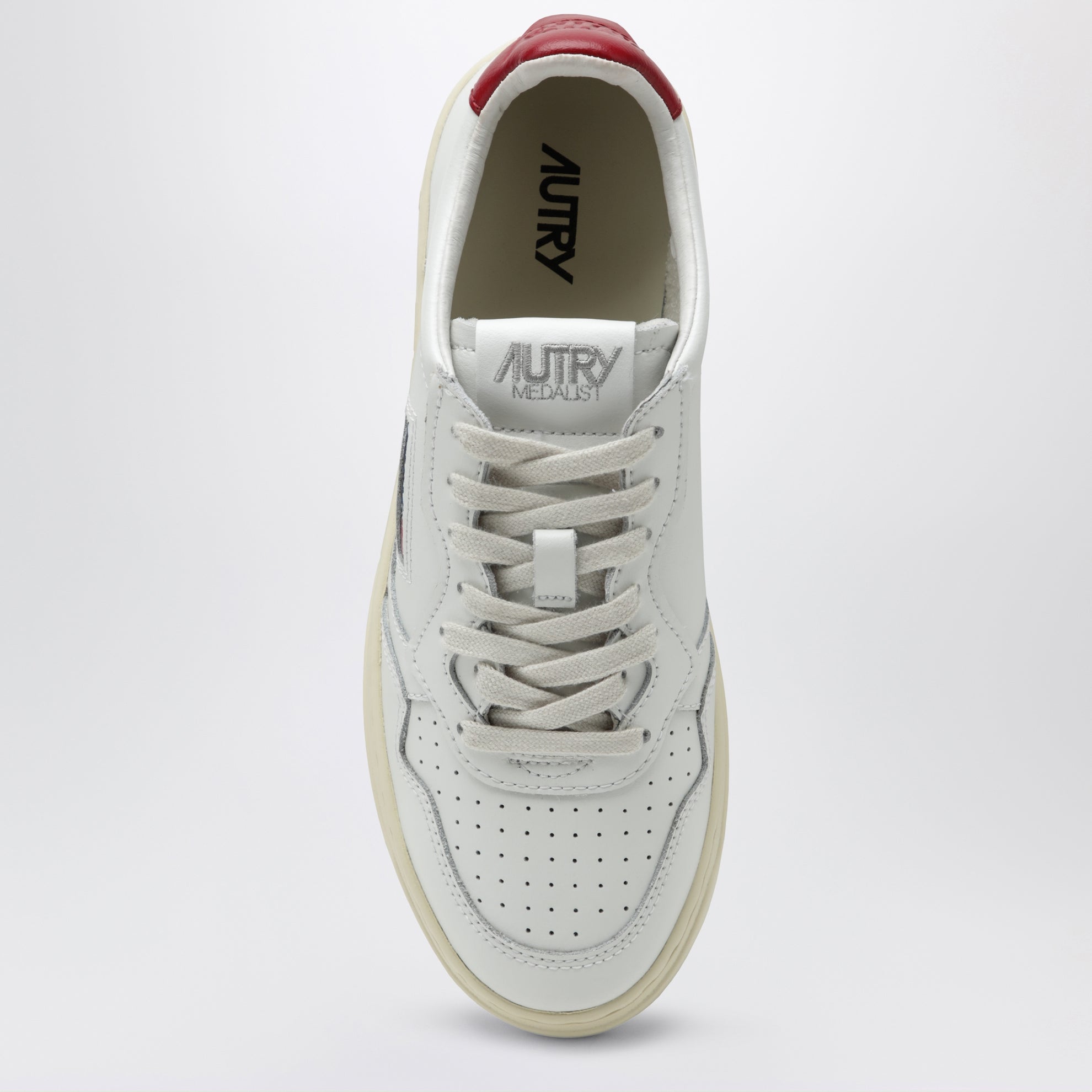 Medalist Low Sneaker aus weißem/dunkelrotem Leder