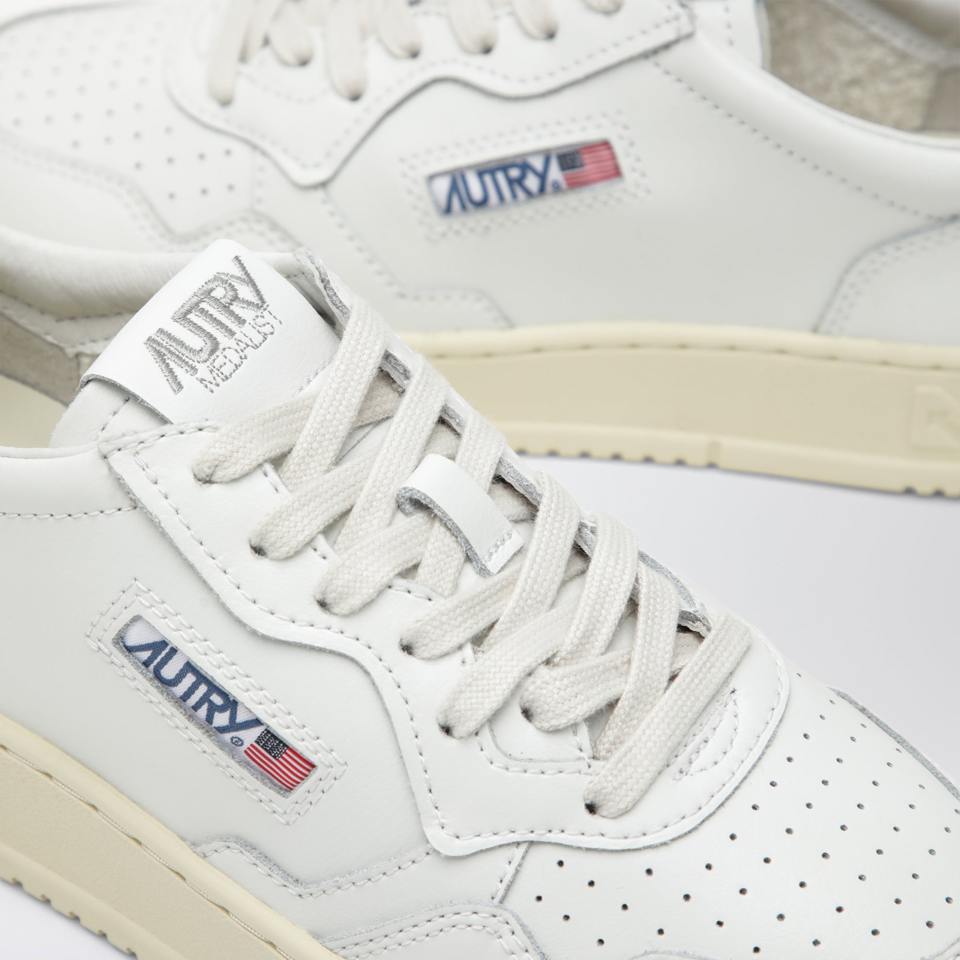 Medalist Low Sneaker aus weißem/dunkelrotem Leder