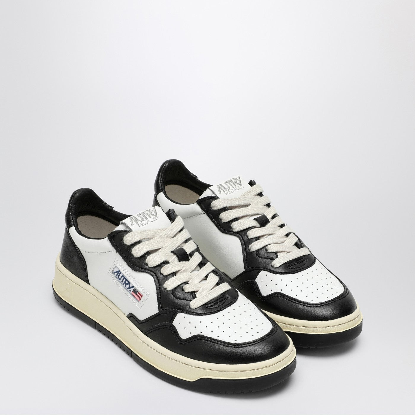 Medalist black/white leather trainer
