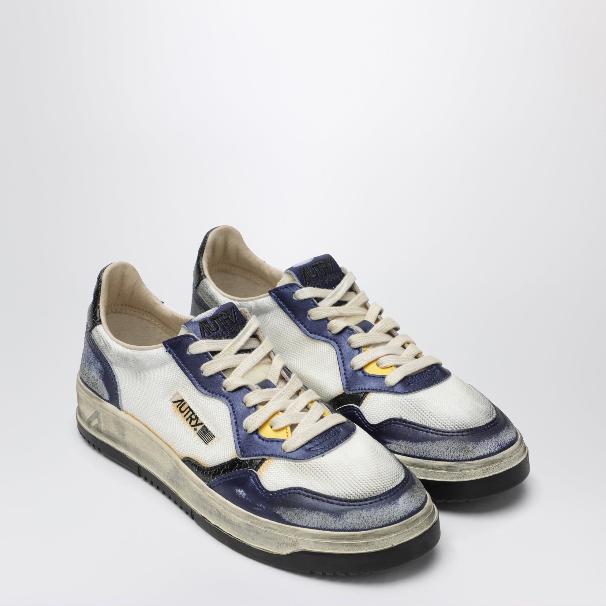 Medalist Low Super Vintage sneakers in white/tanzanite