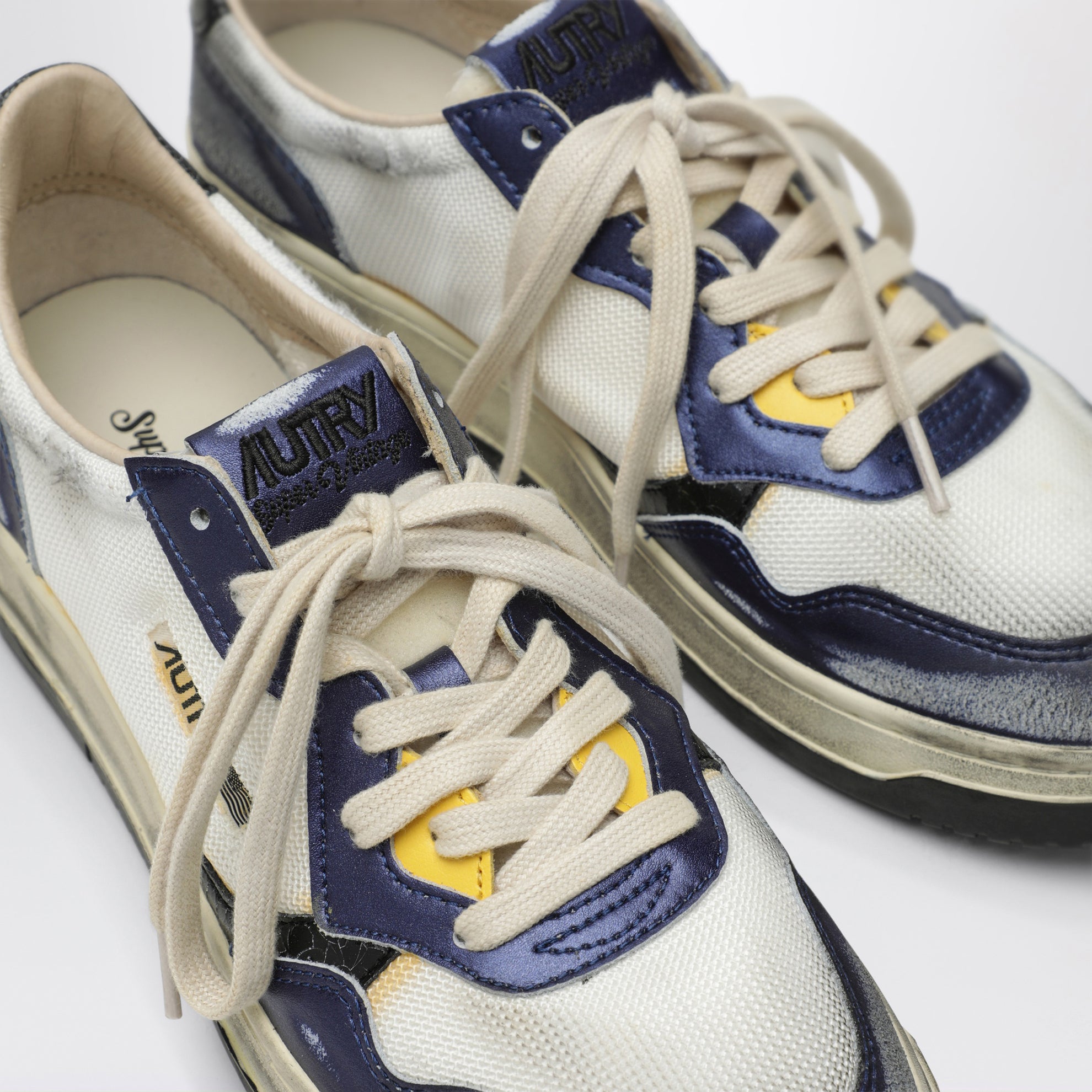 Medalist Low Super Vintage sneakers in white/tanzanite