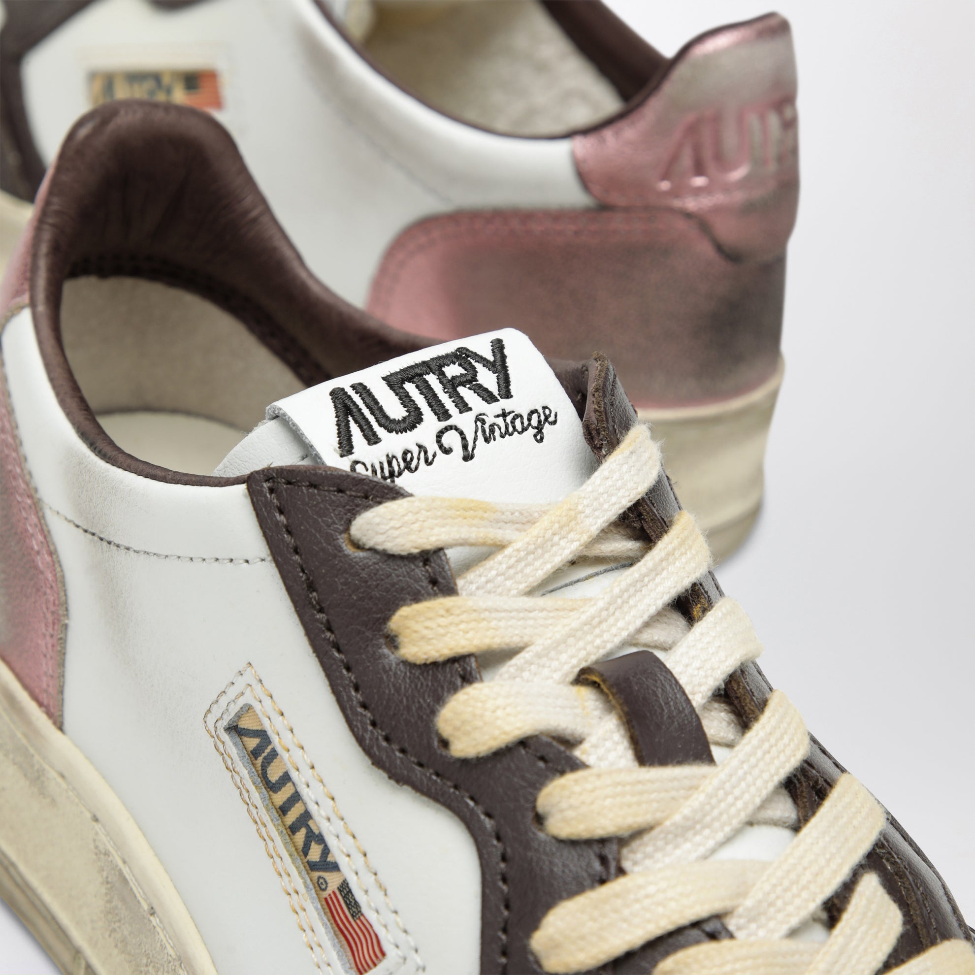 Sneakers Medalist Low White/Hot Fudge/Peony