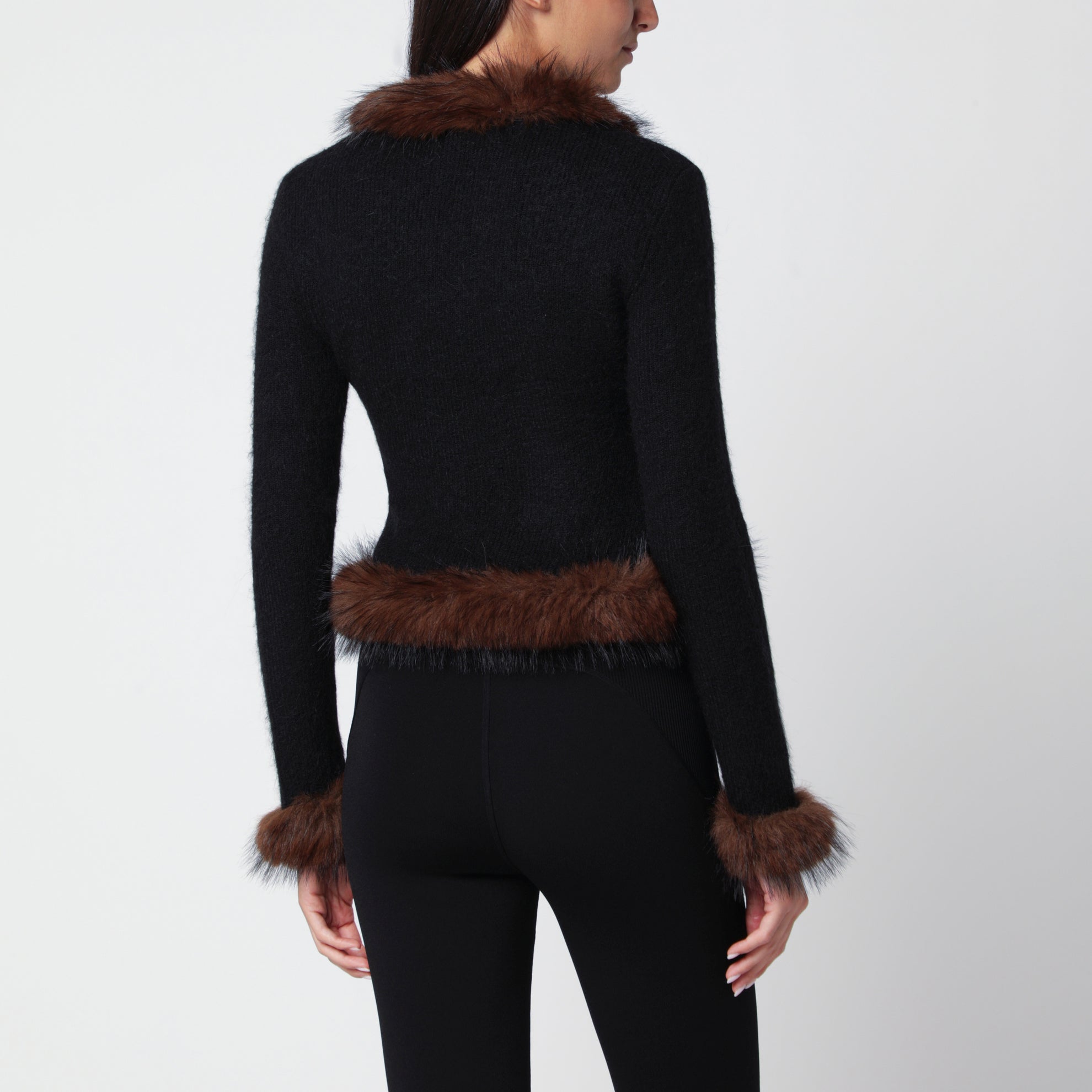 Schwarze Strickjacke mit Kunstpelz