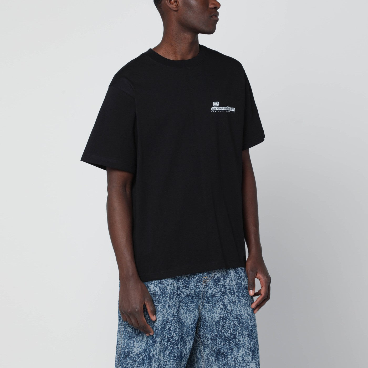 T-shirt nera in cotone con logo