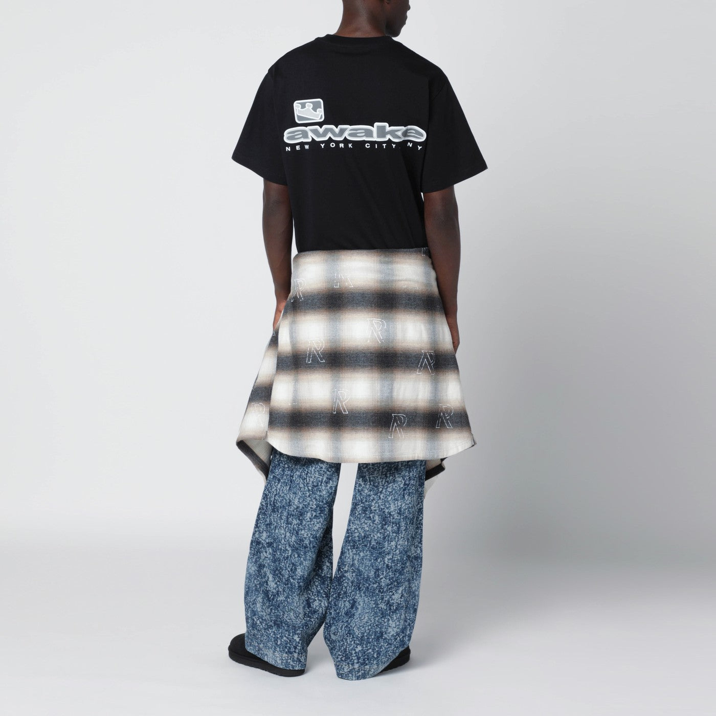 T-shirt nera in cotone con logo