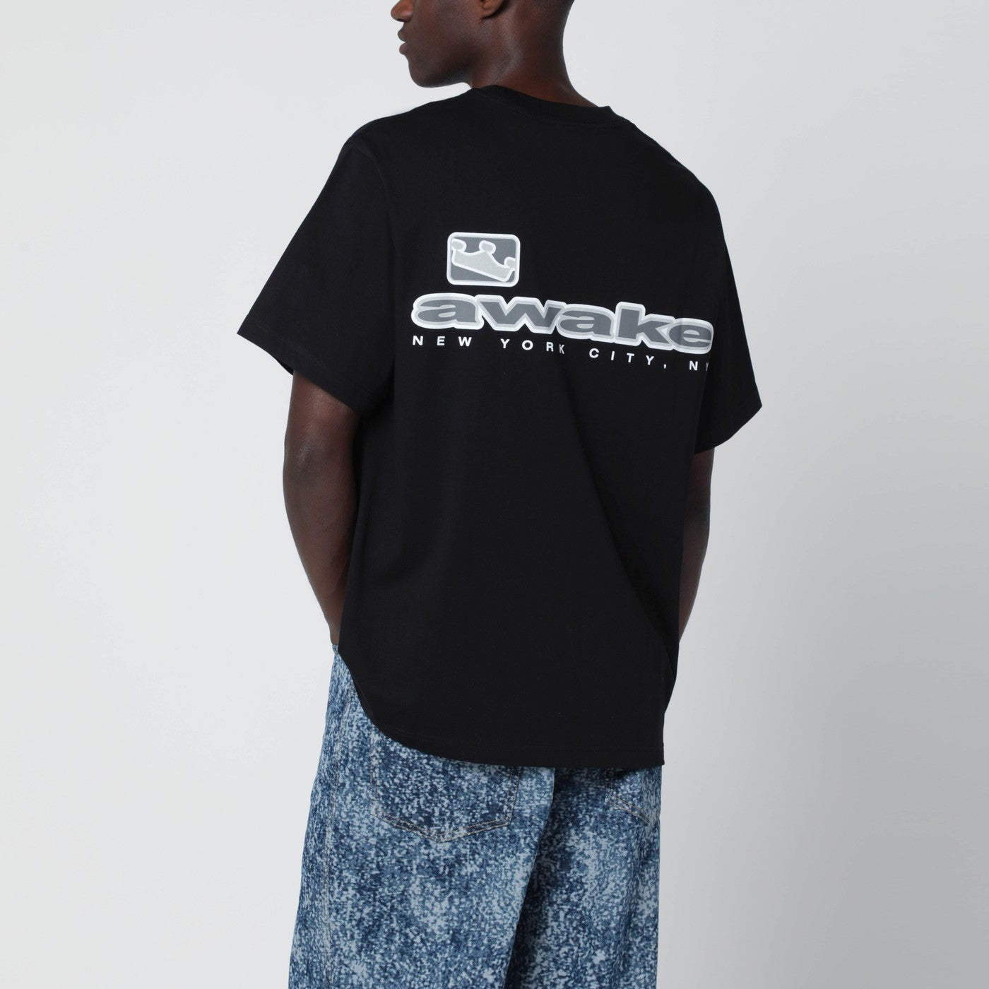T-shirt nera in cotone con logo