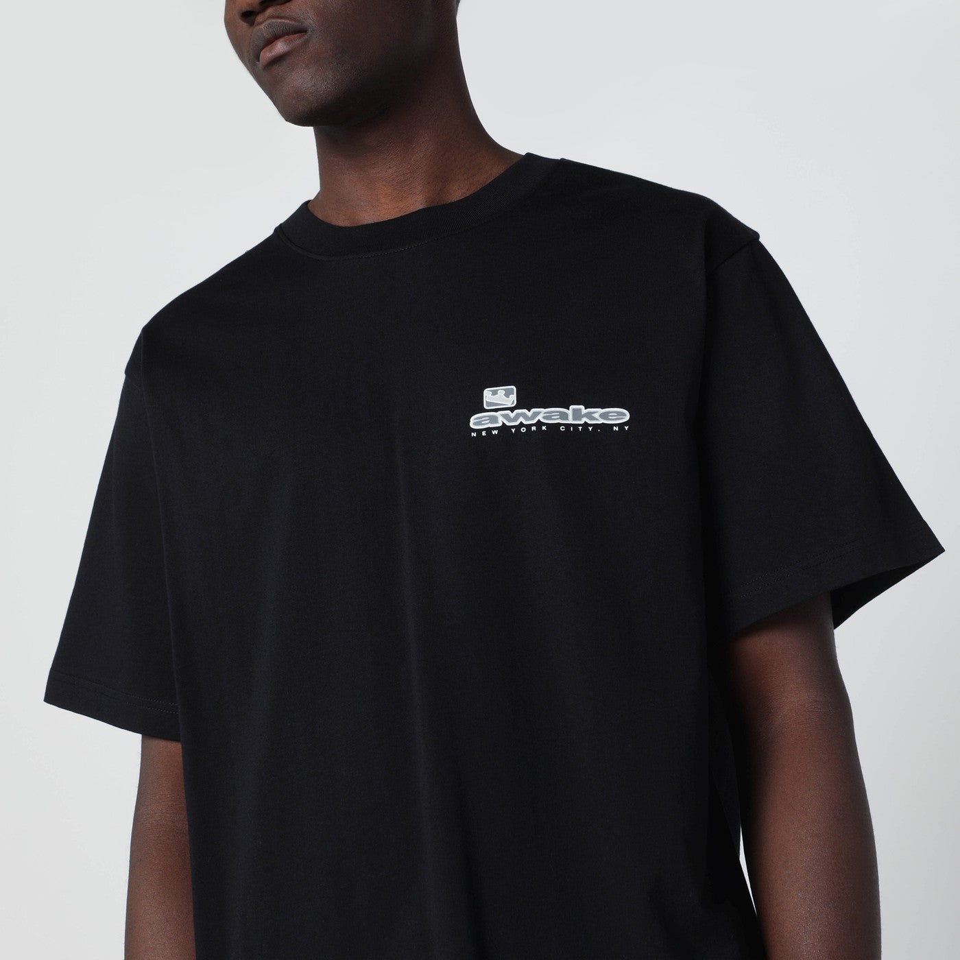 T-shirt nera in cotone con logo