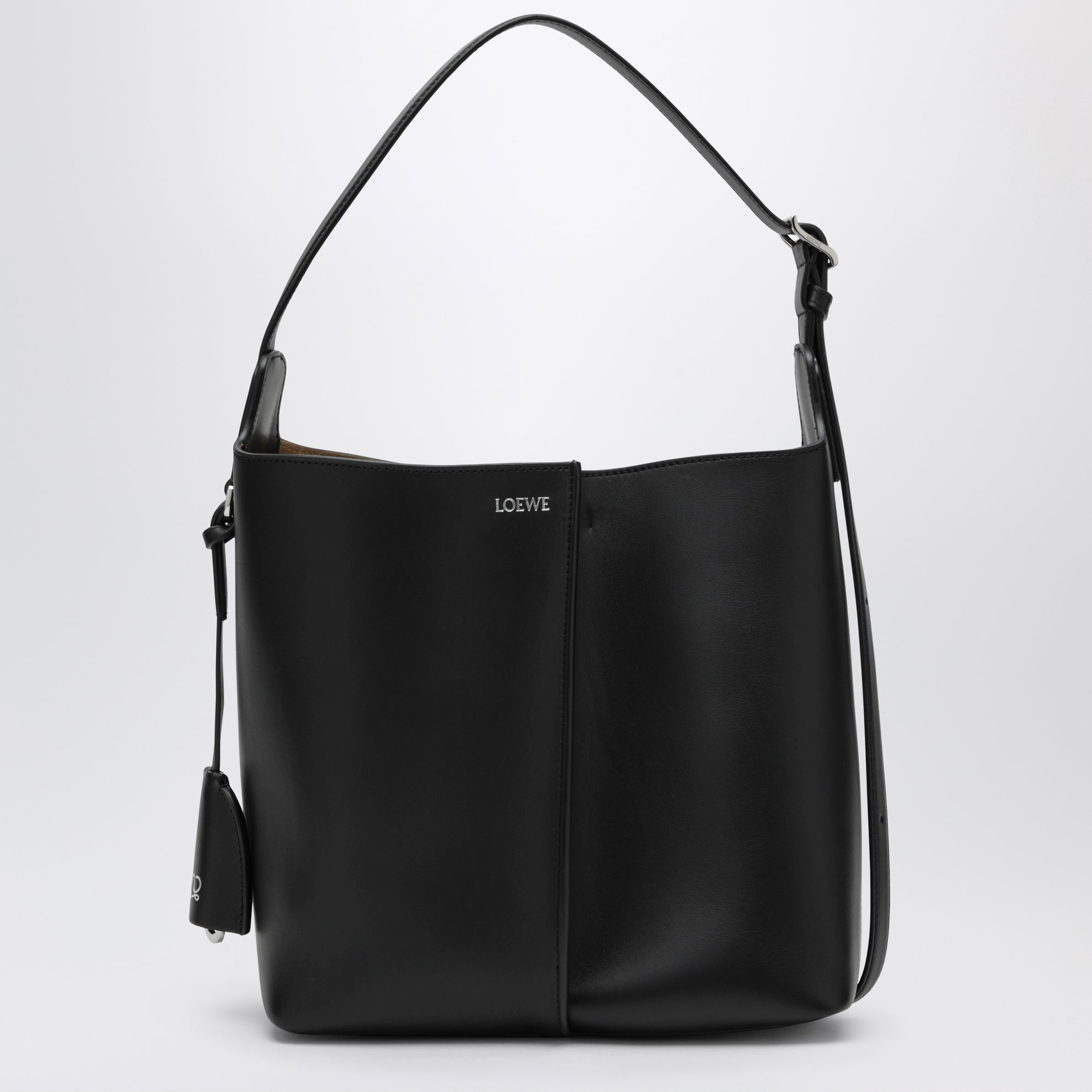 Medium Bilbao bucket bag in smooth calfskin leather in black