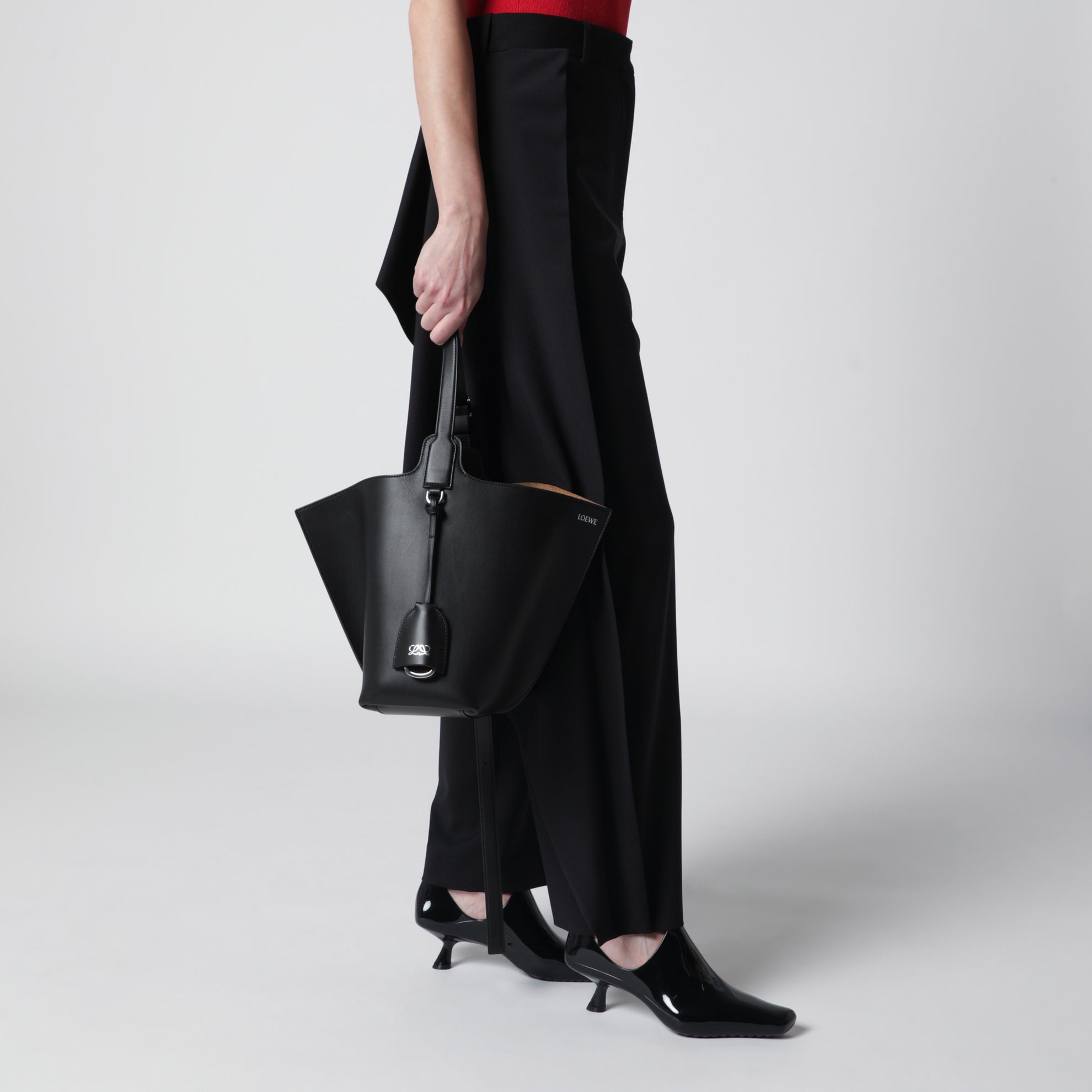 Medium Bilbao bucket bag in smooth calfskin leather in black