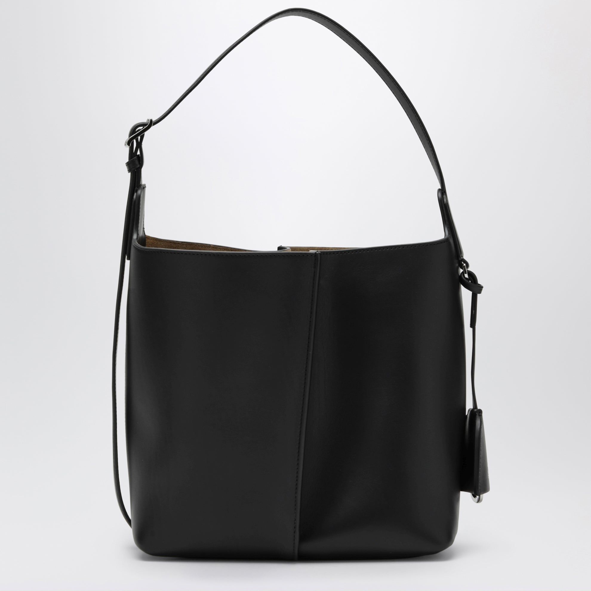 Medium Bilbao bucket bag in smooth calfskin leather in black