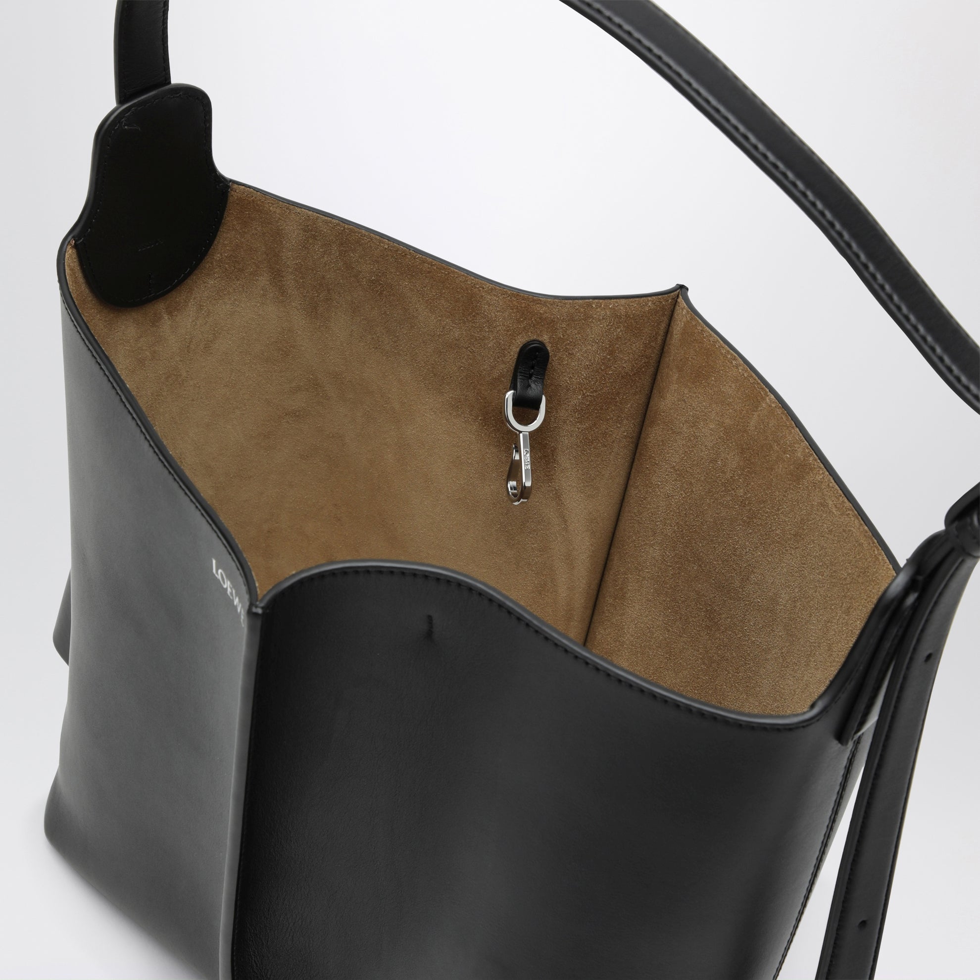 Medium Bilbao bucket bag in smooth calfskin leather in black