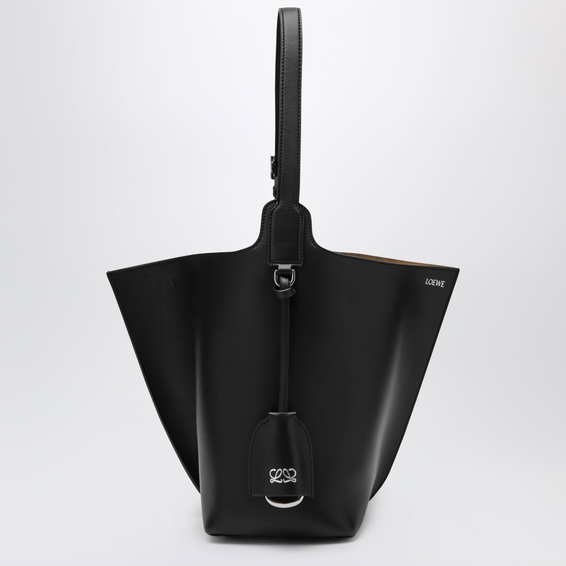 Medium Bilbao bucket bag in smooth calfskin leather in black