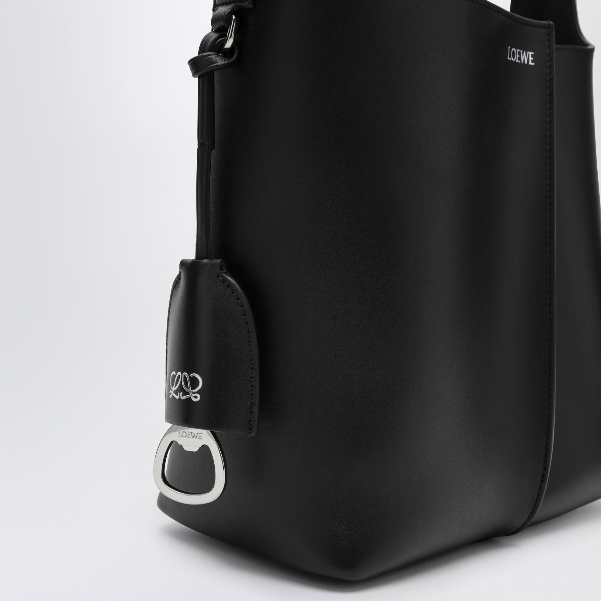 Medium Bilbao bucket bag in smooth calfskin leather in black
