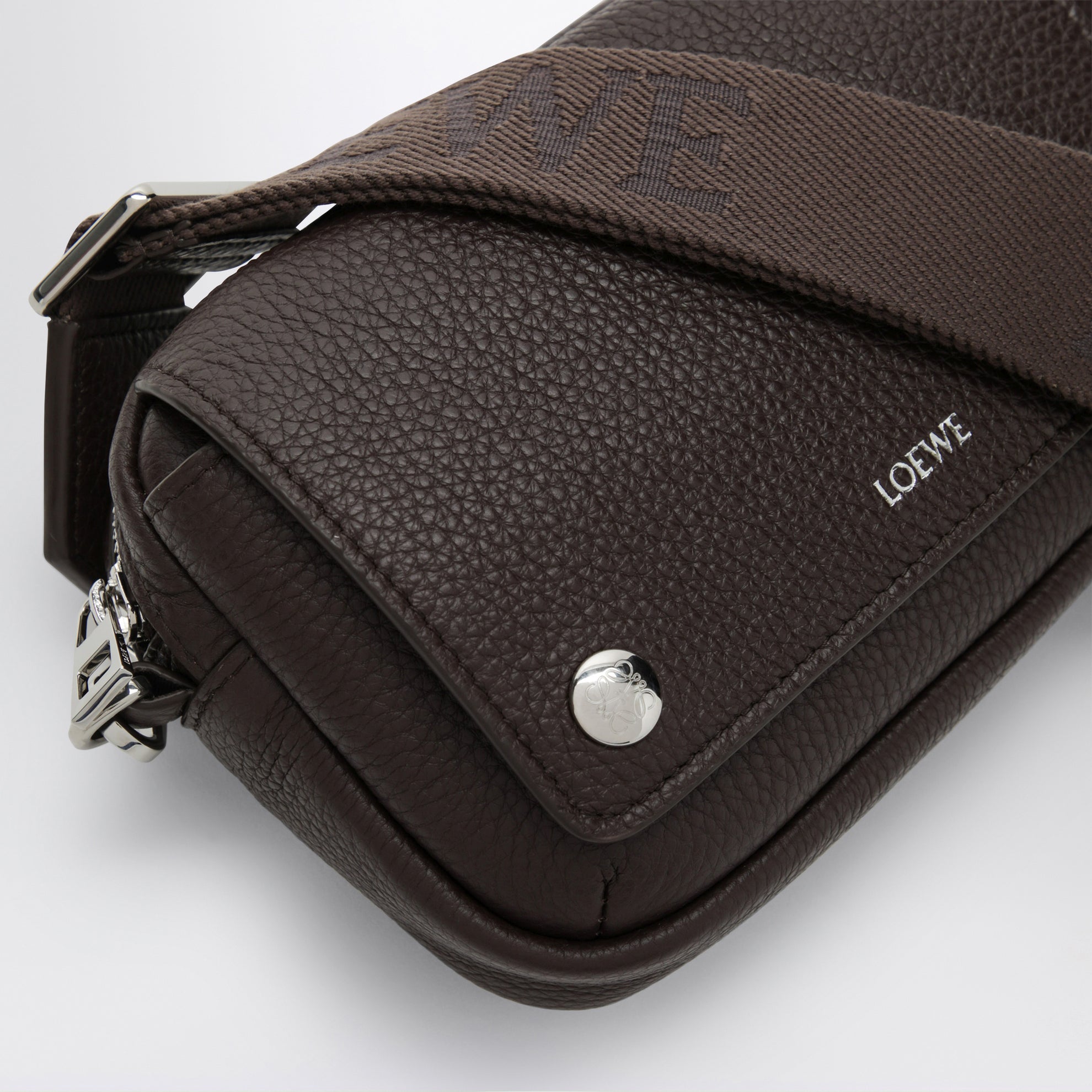 Small Pebble Crossbody Bag in Chocolate Grained Leather