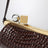 La Pochette Salon Pouch aus krokogeprägtem Leder