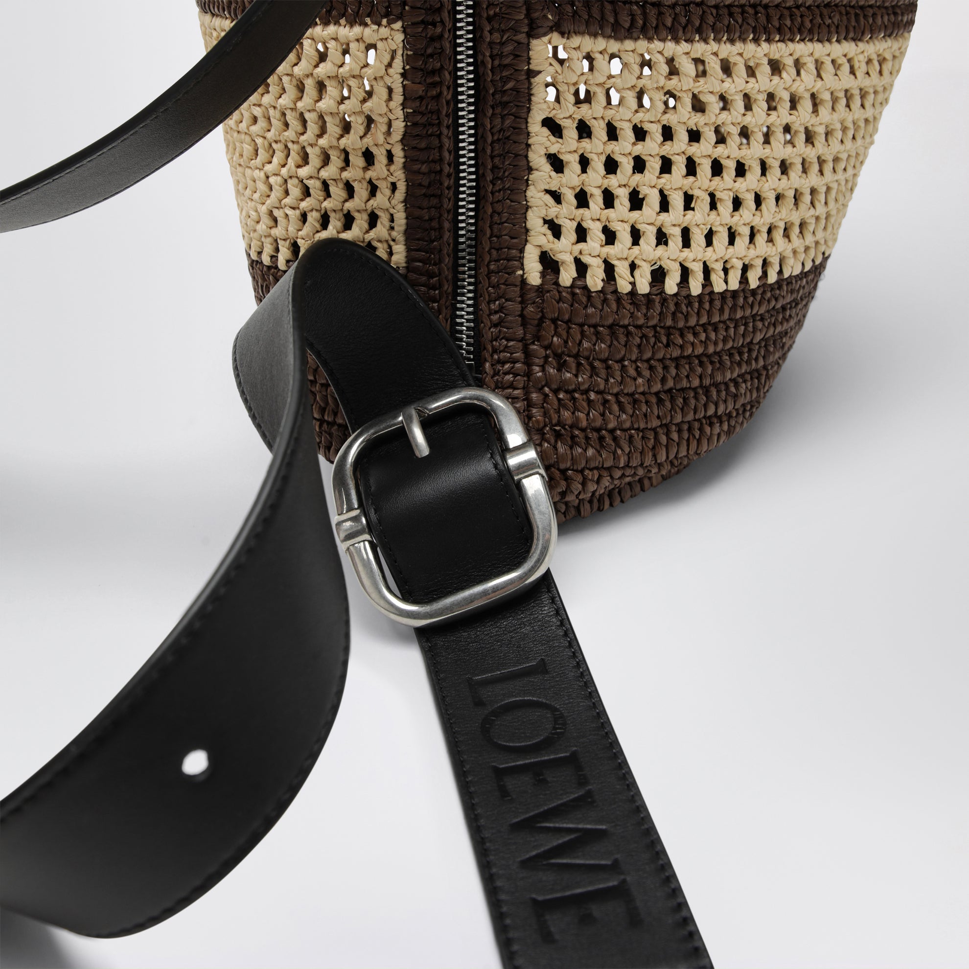 Borsa a secchiello Loop in rafia cioccolato/naturale